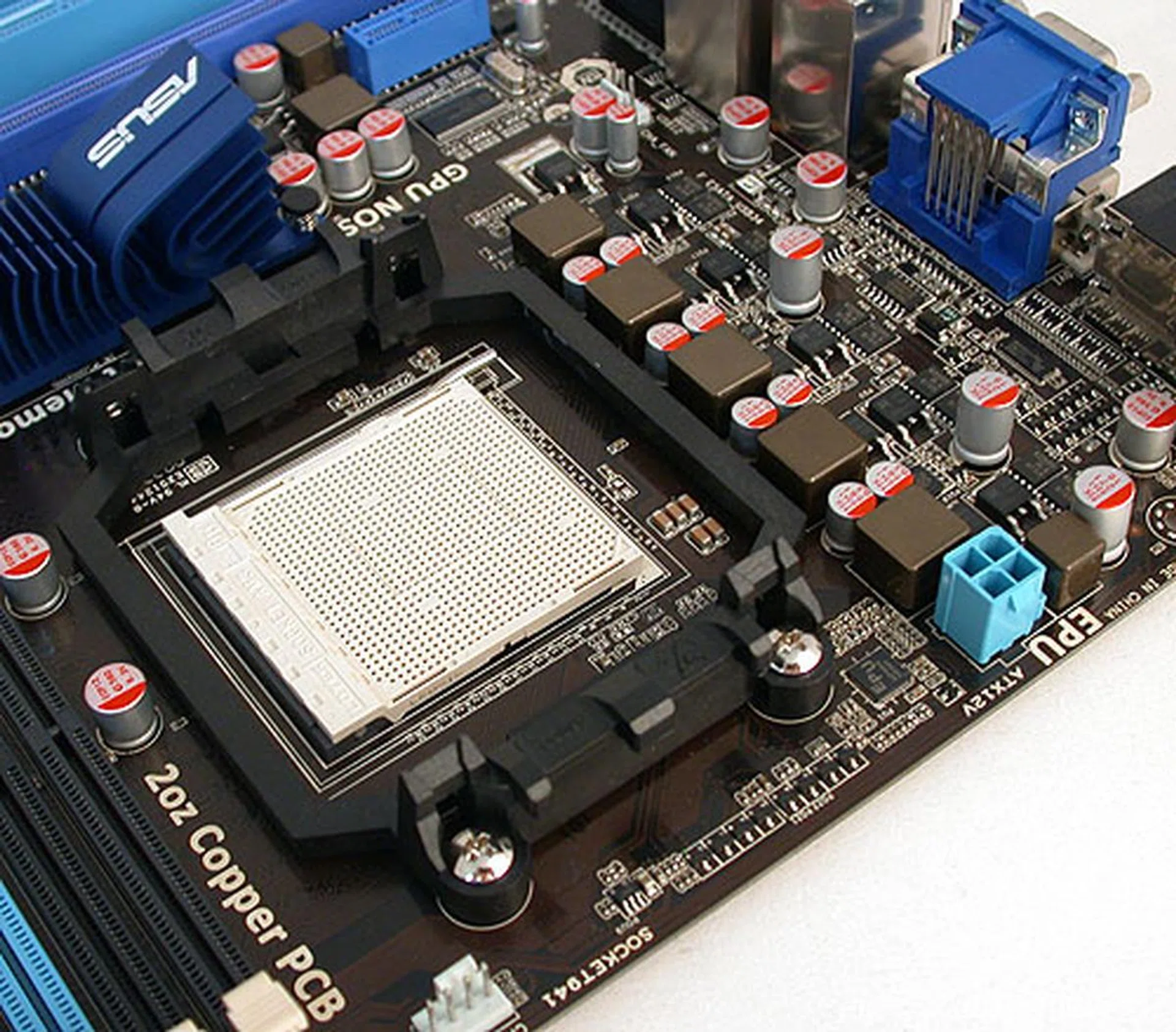 Besides the small chipset heatsink, the area around the Socket 941 (AM3) is relatively clean of obstacles. 
