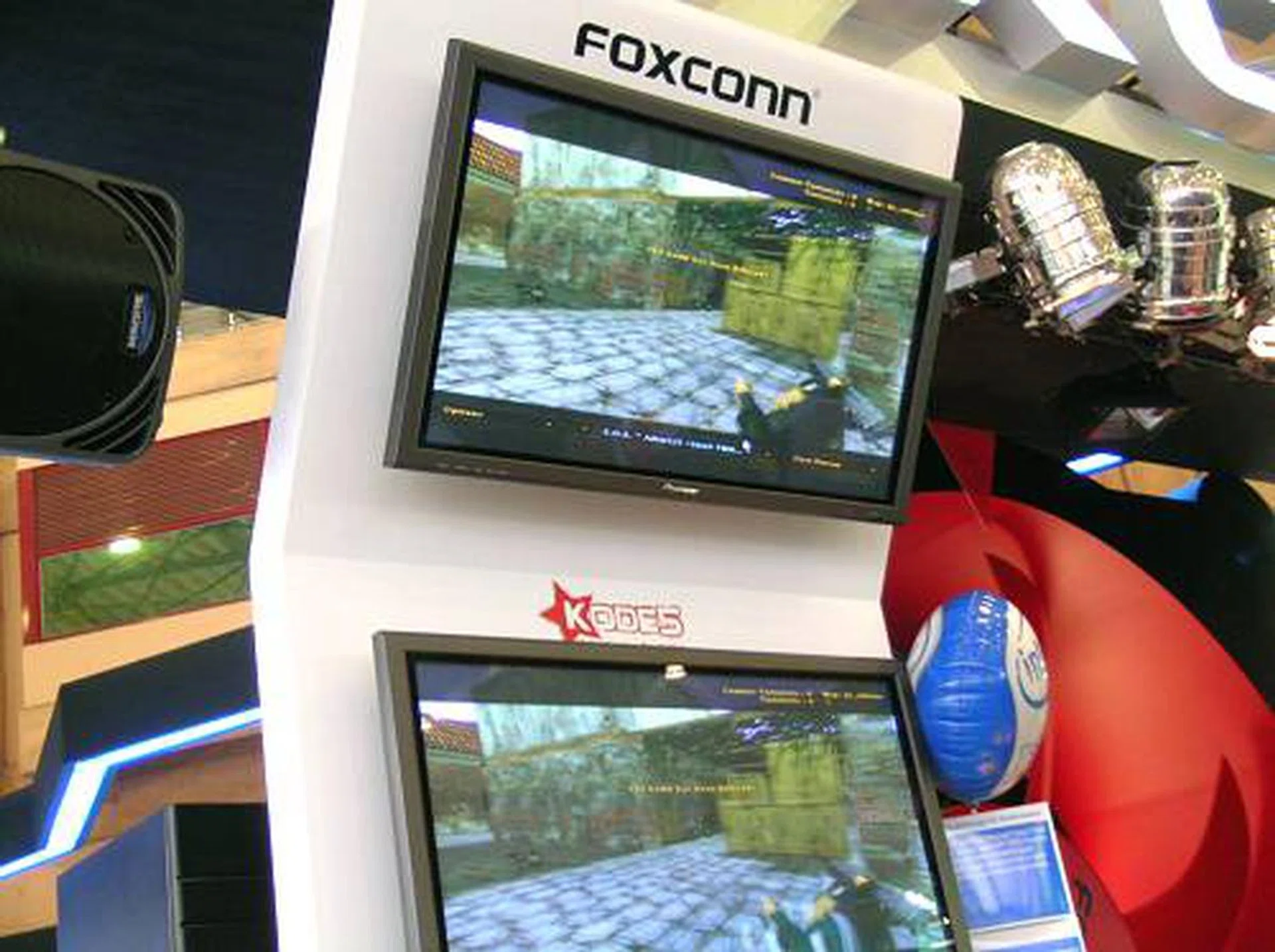 KODE5 Counter-Strike 1.6 live finals played and broadcasted from Foxconn's booth at Computex for the KODE5 Fox Hunt all girls CS tourney.