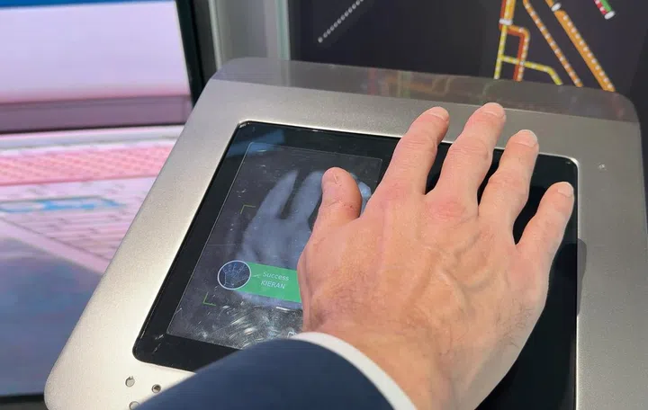 Note the vein pattern at the bottom left of the screen.