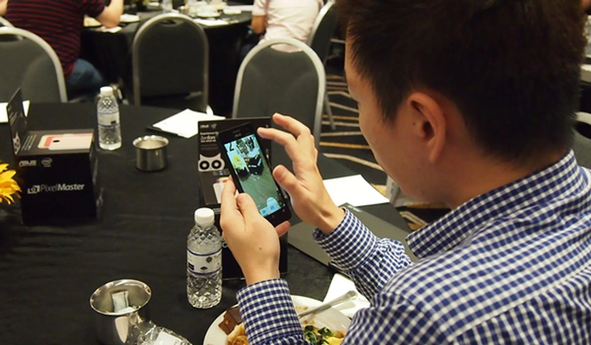 A participant trying out the camera on the ASUS ZenFone 5 LTE.