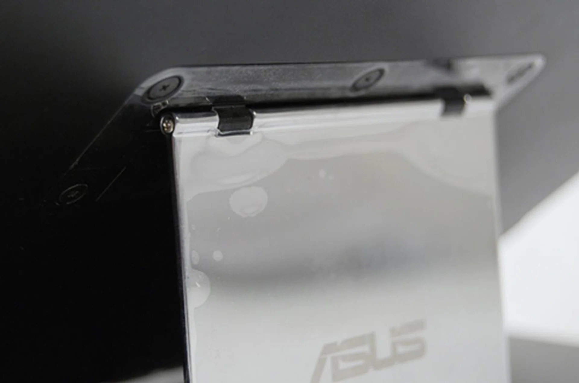 The hinge looks quite sturdy although ASUS makes no mention on its durability. Guess we'll have to find out in due time from user reports.