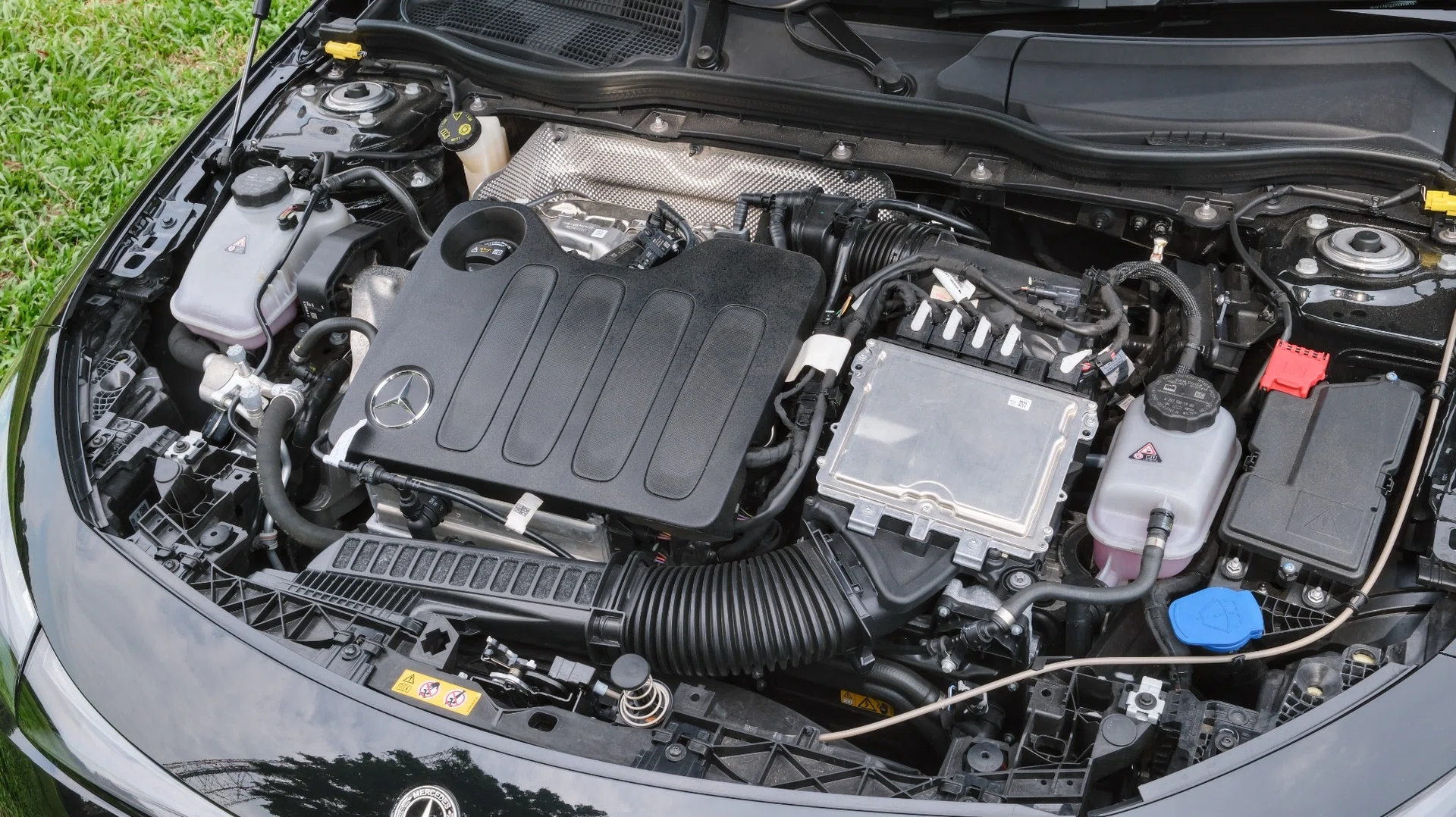 Mercedes-Benz M252 engine bay