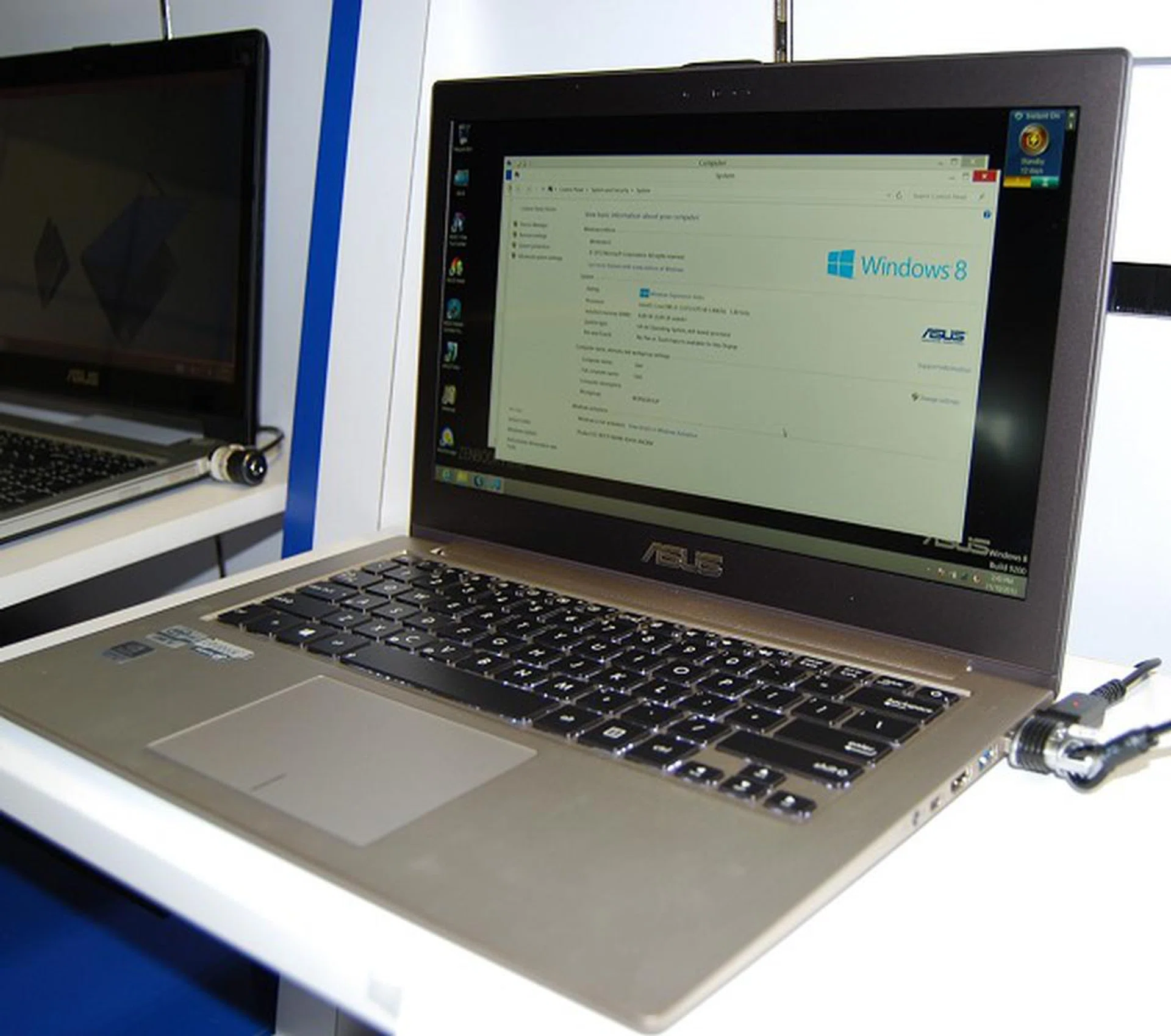 The ASUS Zenbook Prime is one of the better built notebooks in the market with its all-aluminum body, while keeping it slim and light.  Comes in either a Core i5-3337 or Core i7-3537 CPU options, 8GB RAM, 500GB HDD with 24MB SSD cache, Windows 8, Full HD screen, NVIDIA GeForce GT 620 and 2 years of warranty. Show price is S$1398 and S$1598 respectively.