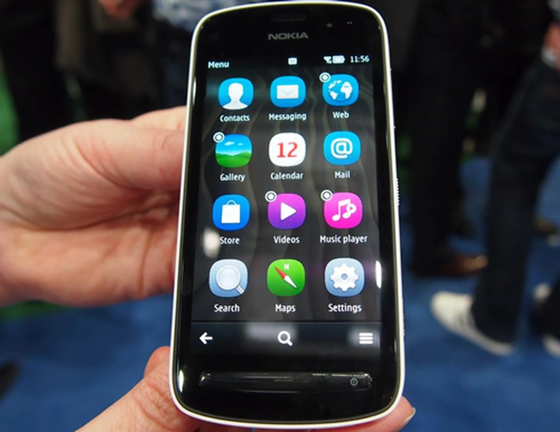The Nokia 808 PureView runs on the latest Belle operating system. Its 1.3GHz single-core processor and 512MB RAM seemed sufficient in ensuring smooth operation of the device during our hands-on. 