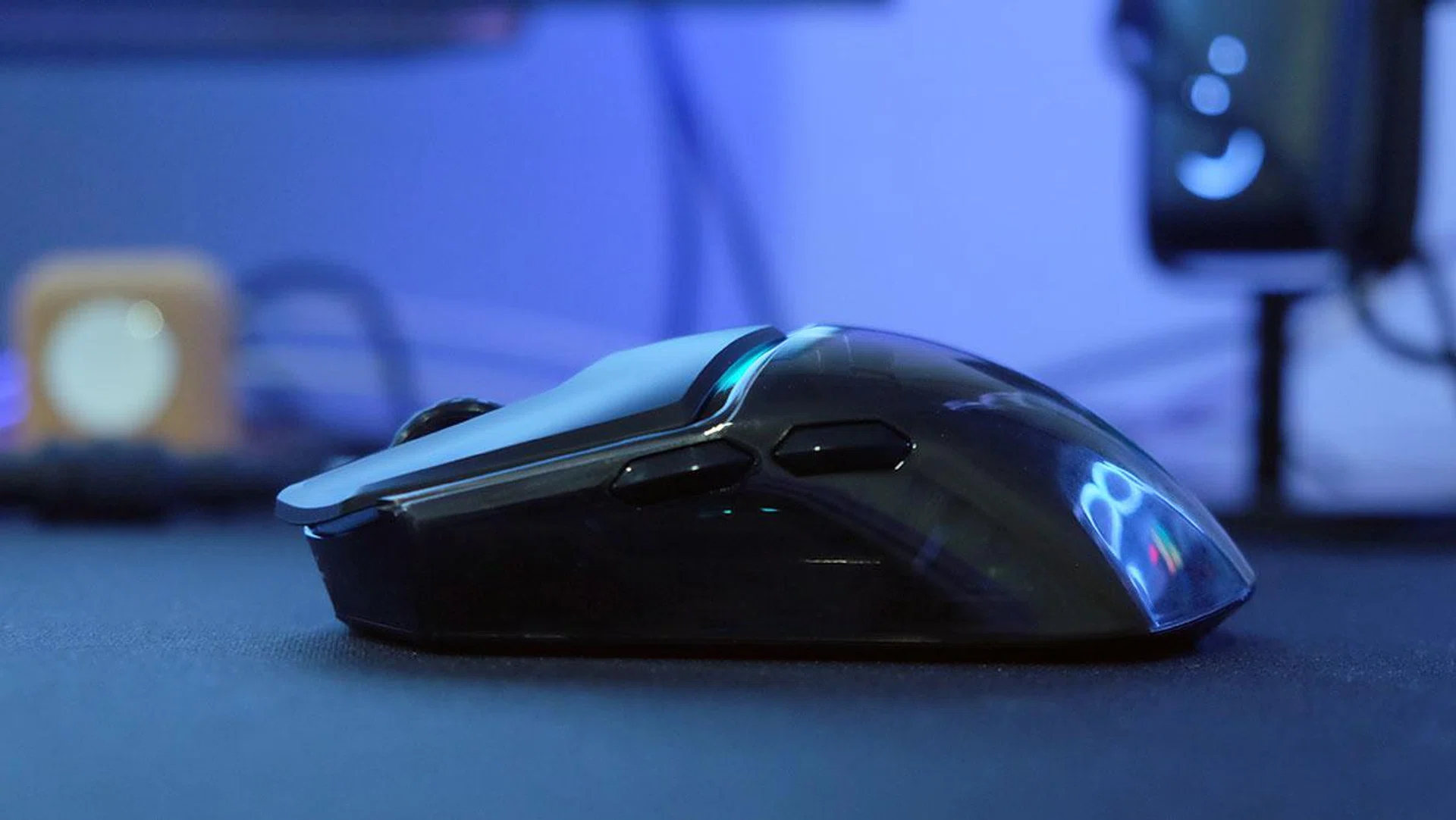 The medium-height hump makes the mouse rather versatile.