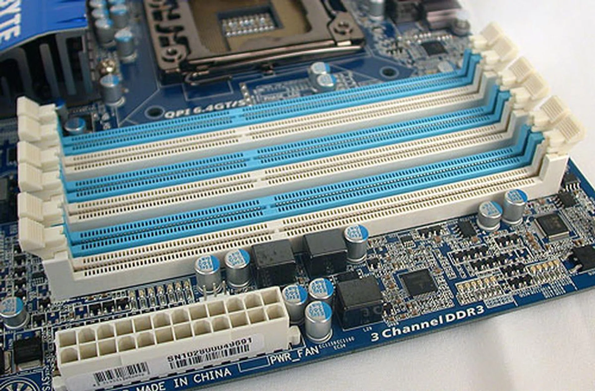 At least Gigabyte hasn't gone with the eight DIMM slots configuration that we have seen on some of its other extreme X58 boards that take up even more PCB space and add to the price tag.