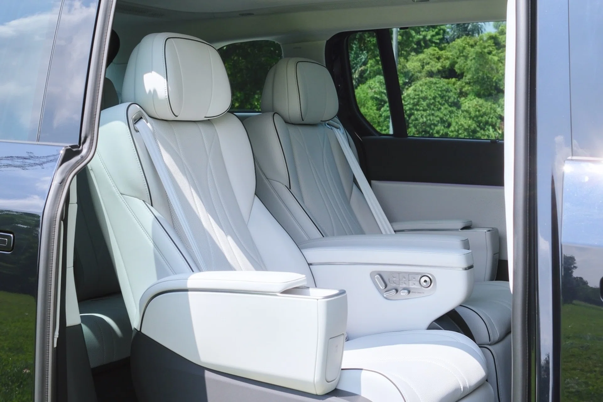 Xpeng X9 captain seats