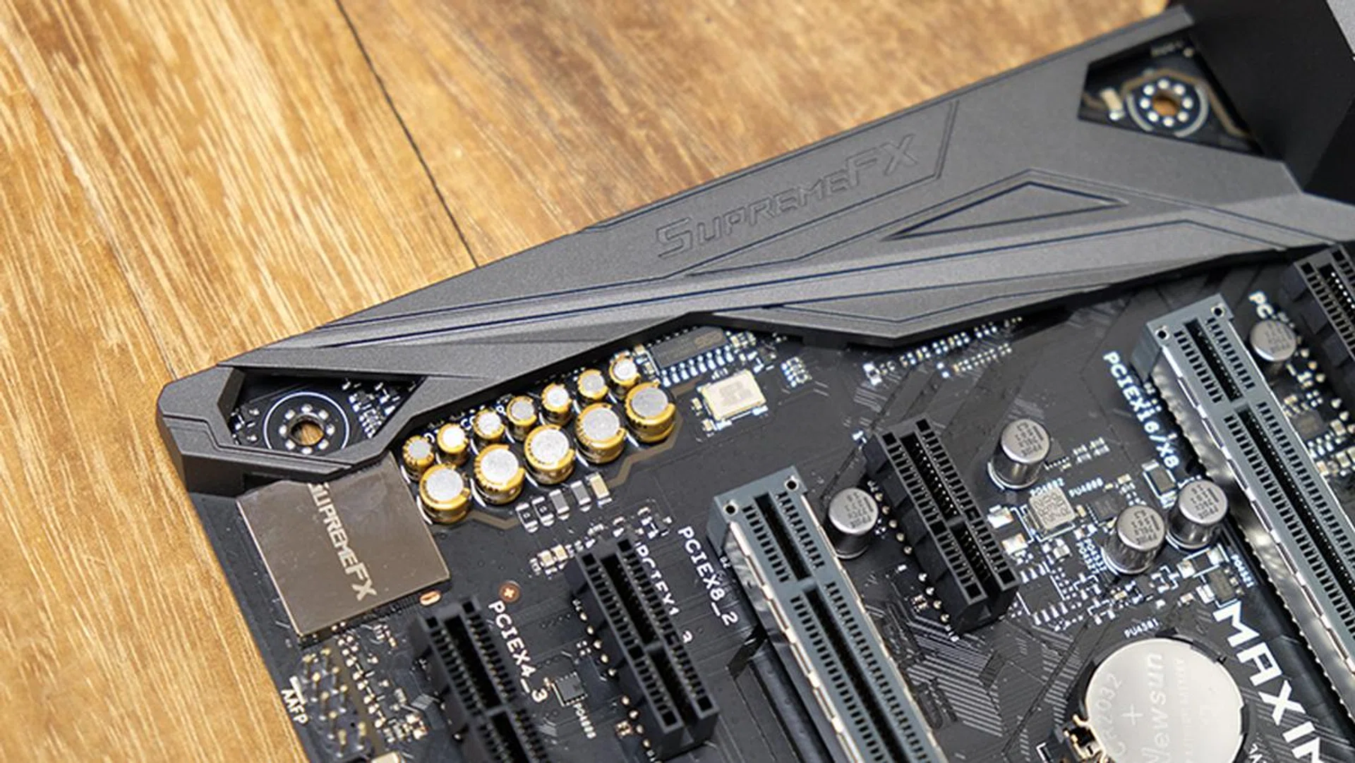 You can see here the Nichicon capacitors.