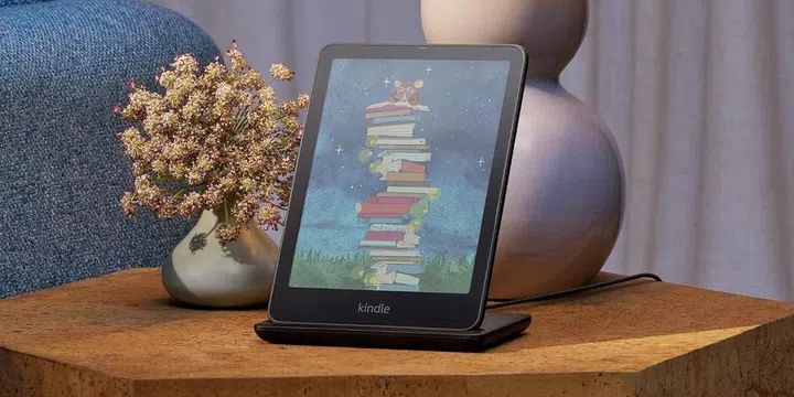 The Kindle Colorsoft with its new wireless charging dock. Photo: Amazon