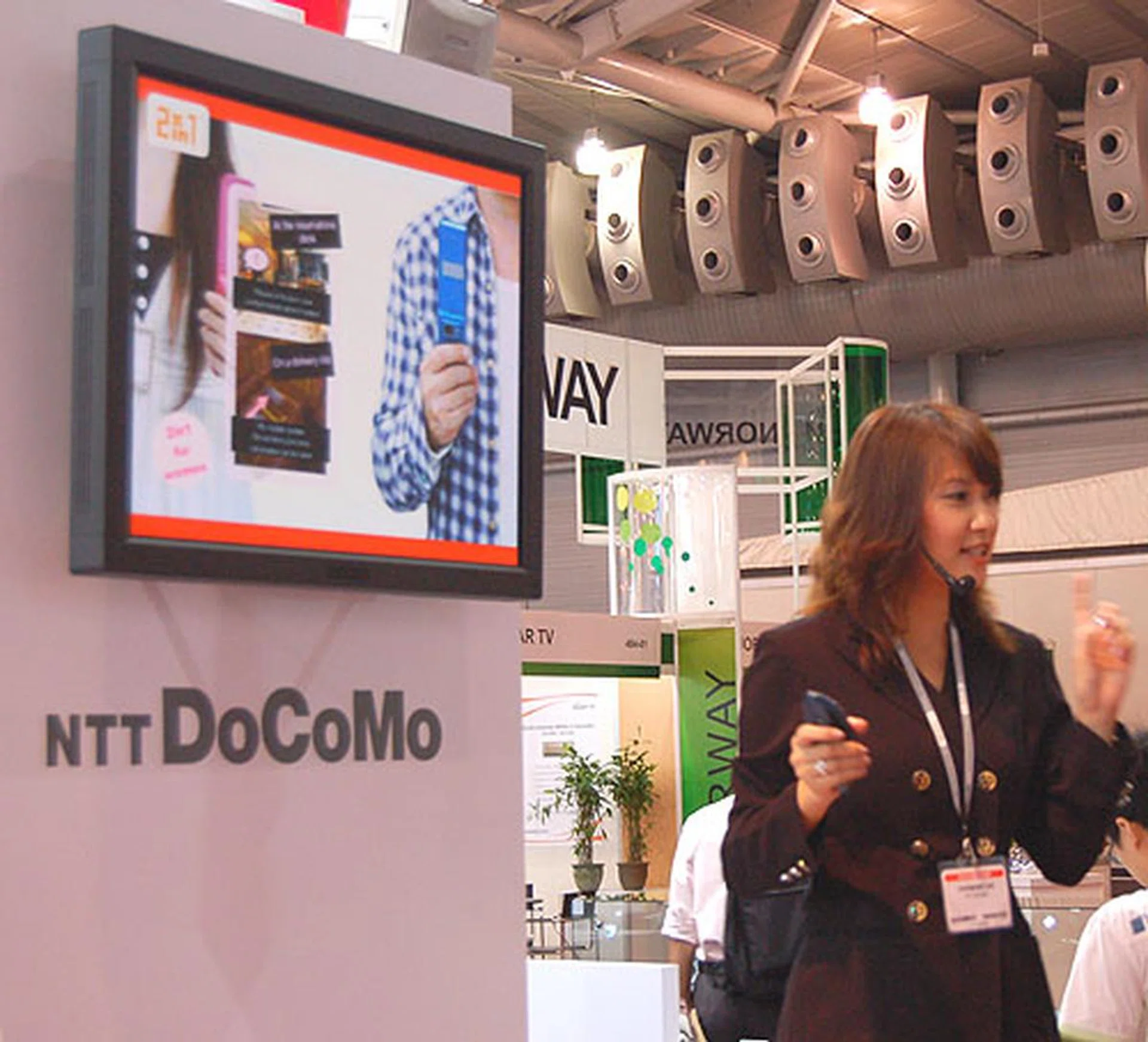  A rather useful feature is NTT's 2-in-1 service, which adds another mobile phone number and mail address to an existing handset for up to two different phone numbers coexisting simultaneously on a single phone. No need to get a different phone/SIM card for the personal and business sides of your life now.  