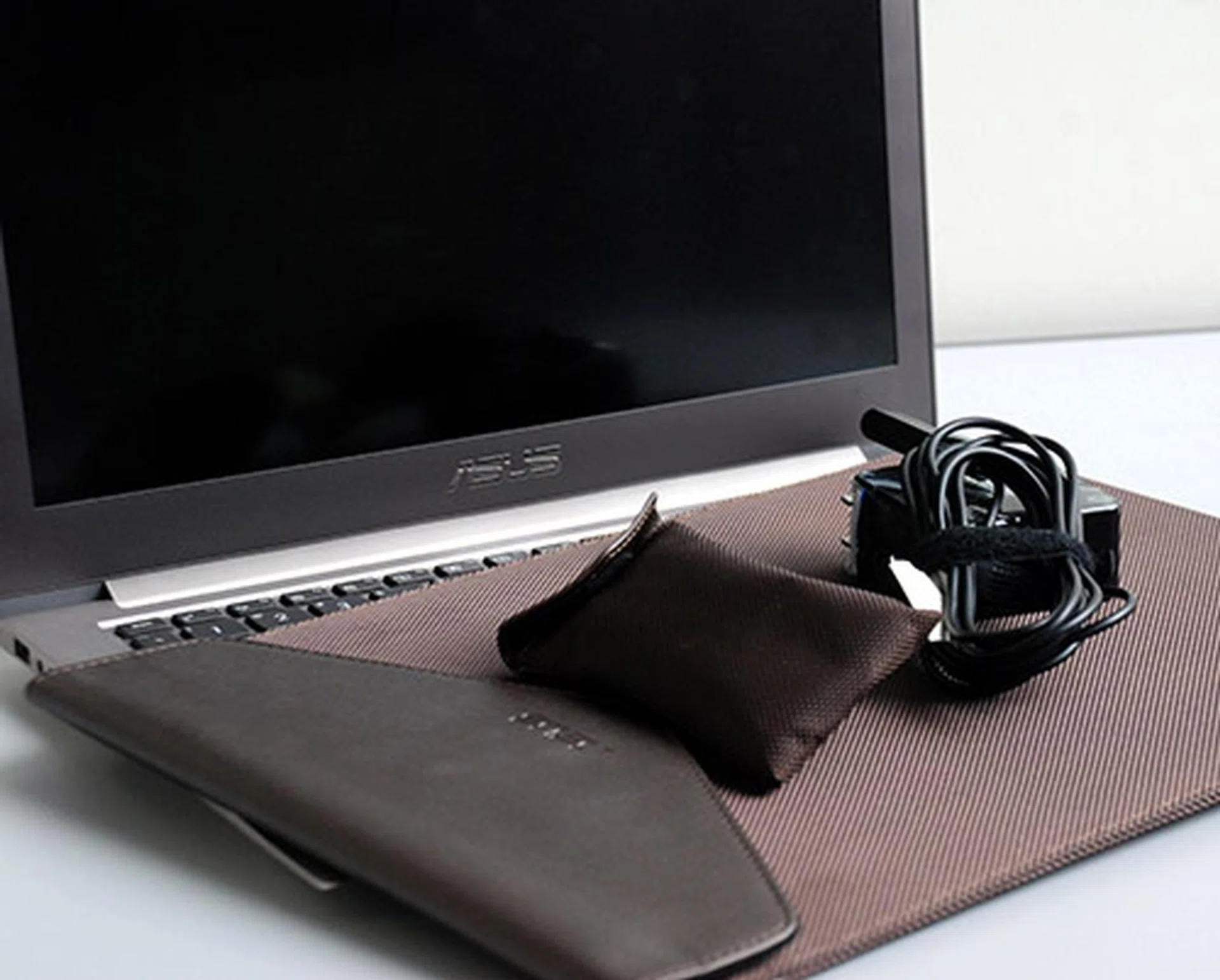 The power brick of the Zenbook Prime's charger is notable due to its similarity with the MacBook's power brick. To accompany it in a fashionable way, ASUS has included its very own stylish case that goes very well with the notebook sleeve provided.