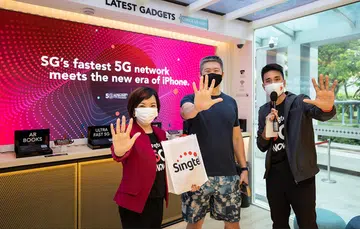 (Middle) Mr Lim Chen Han, 43, the first Singtel customer to get an iPhone 12 Pro with (left) Ms Gan Siok Hoon, MD of Sales & Mobile Marketing, Consumer Singapore, Singtel and (right) host, Joakim Gomez. Source: Singtel.
