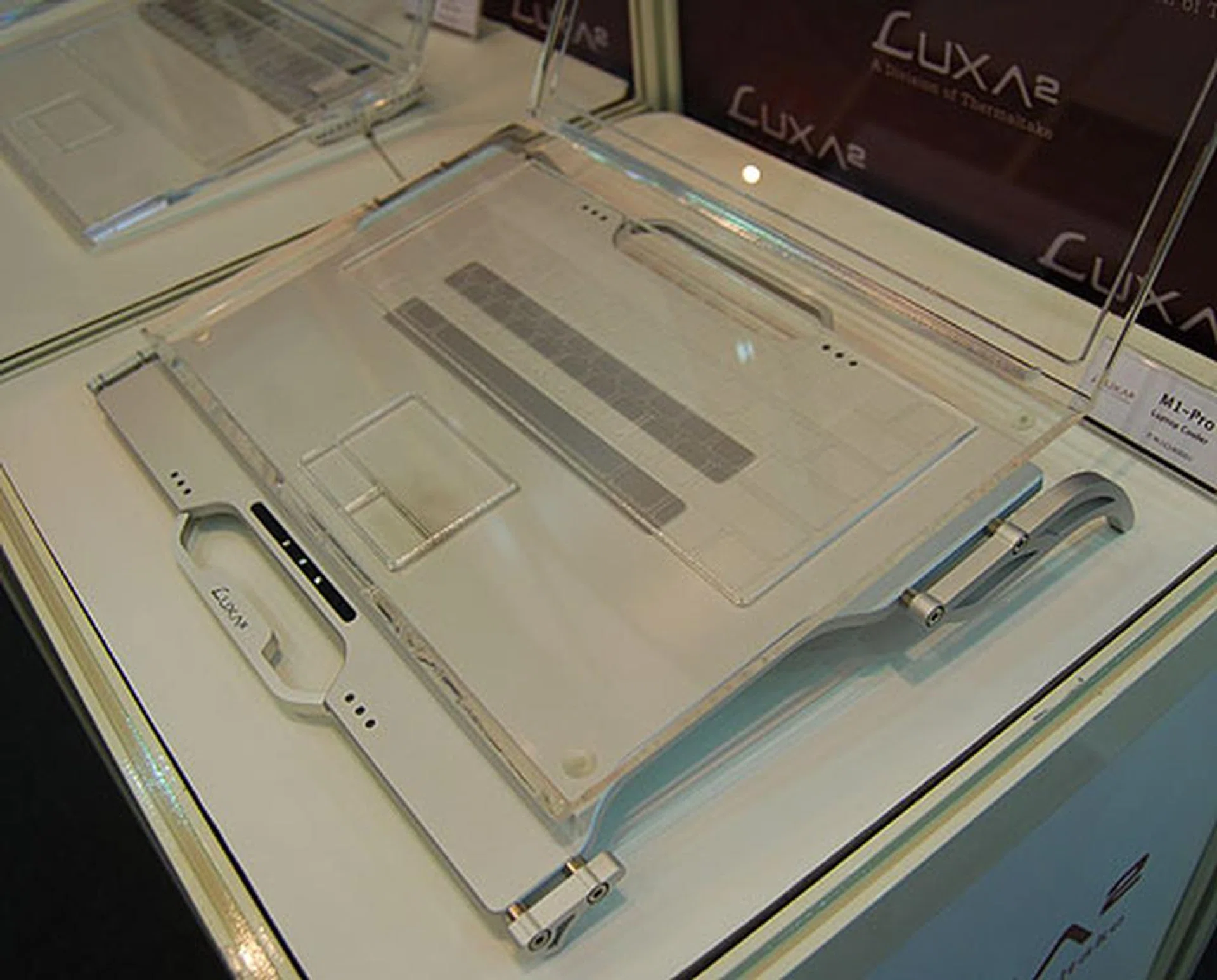 The M1-Pro laptop cooler is designed for 13 to 17-inch MacBooks (though all notebooks of that dimension should fit) and is made of aluminum with Swarovski crystals. Heatpipes do the actual work of transferring the heat from the notebook.