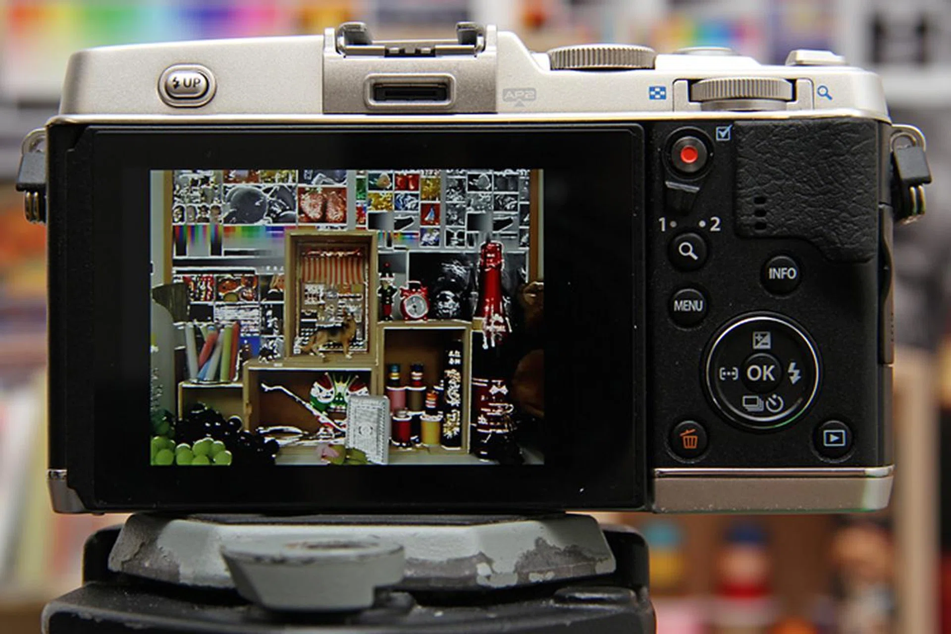 Focus peaking highlights the areas in focus, helping you achieve focus while focusing manually.