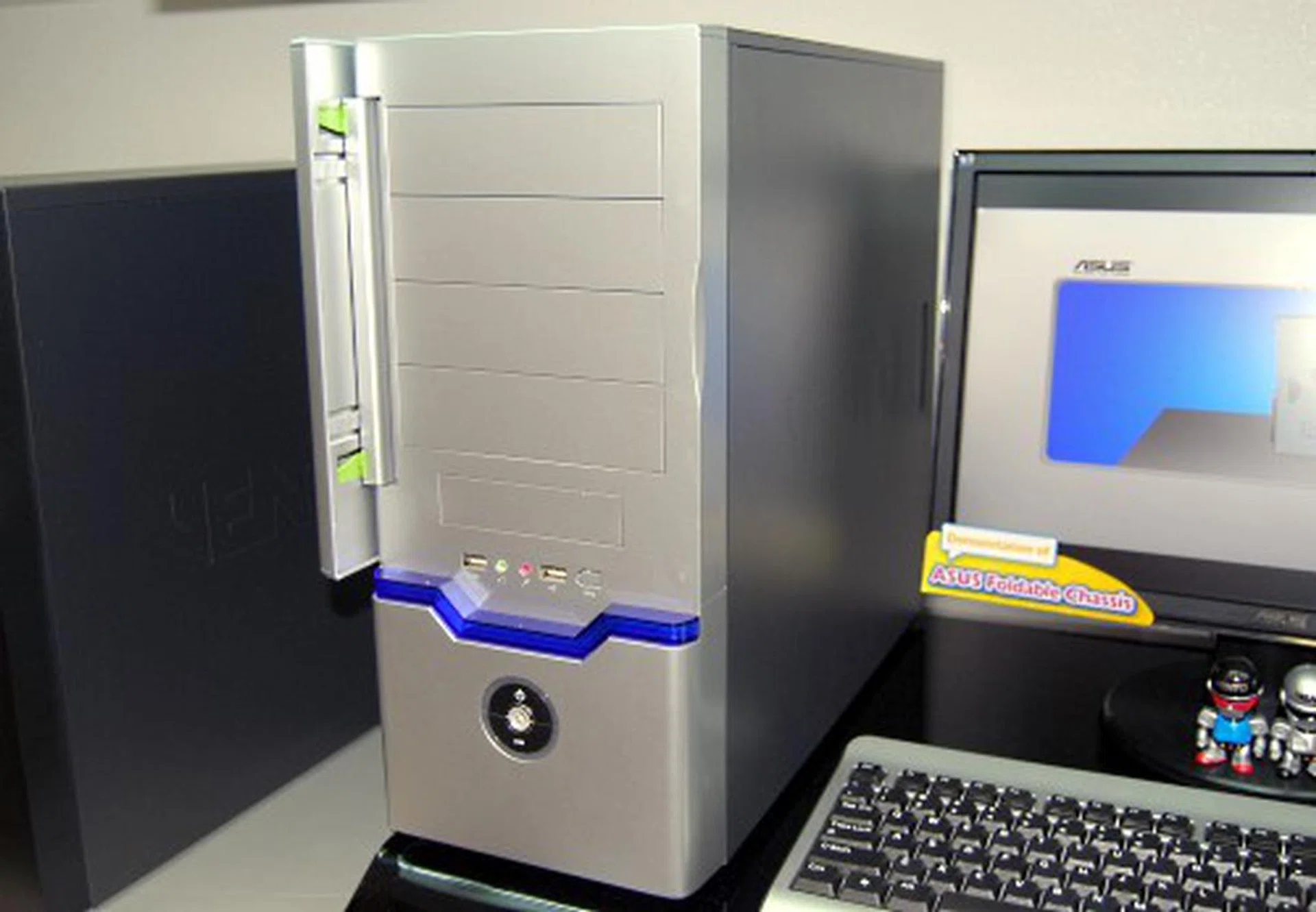  Among all the casings from ASUS was this very normal looking casing, which, believe it or not, is actually foldable for easy transportation!  