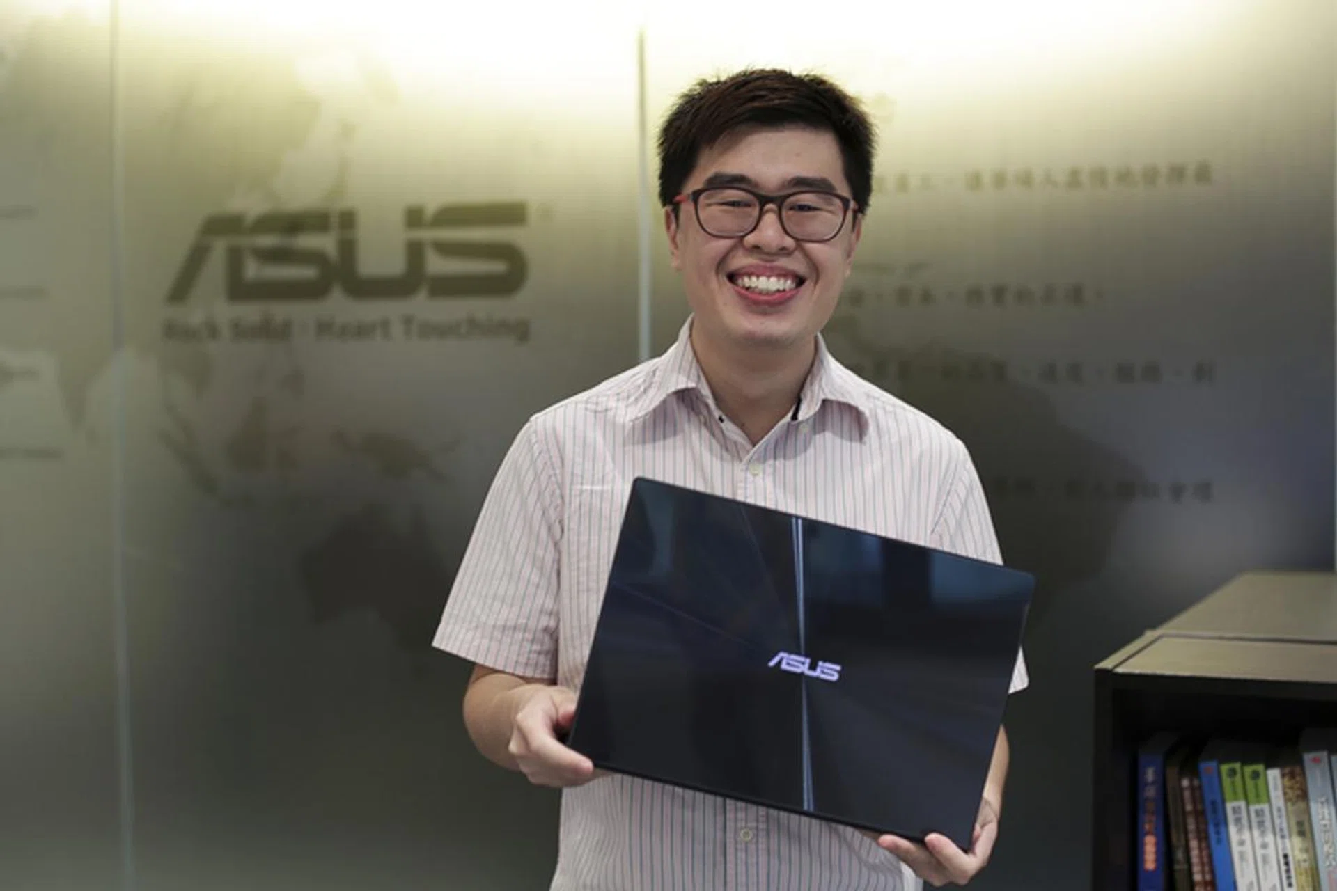 But of course, everyone was happy to hold the latest ASUS flagship Ultrabook, and to be given a chance to see just how much ASUS products have improved over the years.