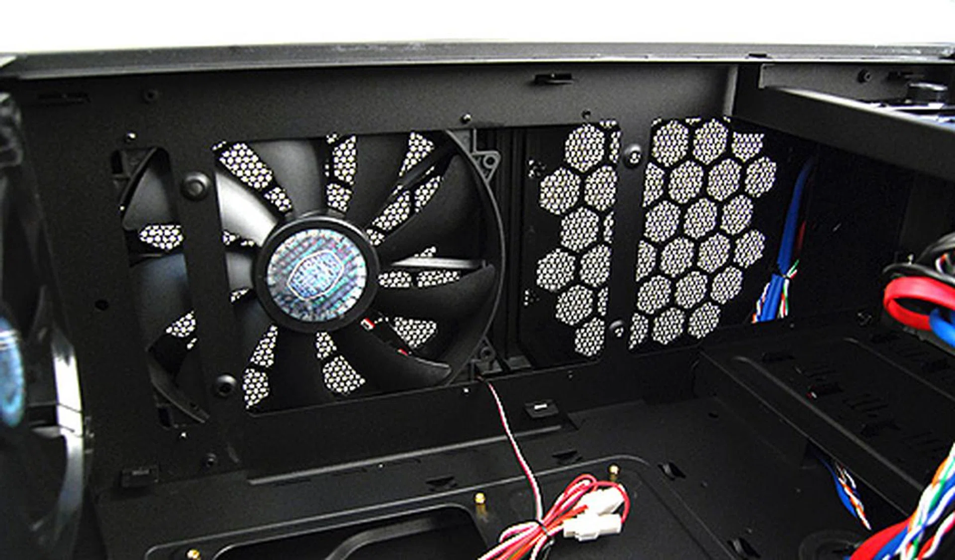 The HAF X comes with a single 200mm exhaust fan at the top and users can add another 200mm fan if they think one is insufficient. Alternatively, the top section can be used to house a liquid-cooling radiator that is up to 360mm in length.