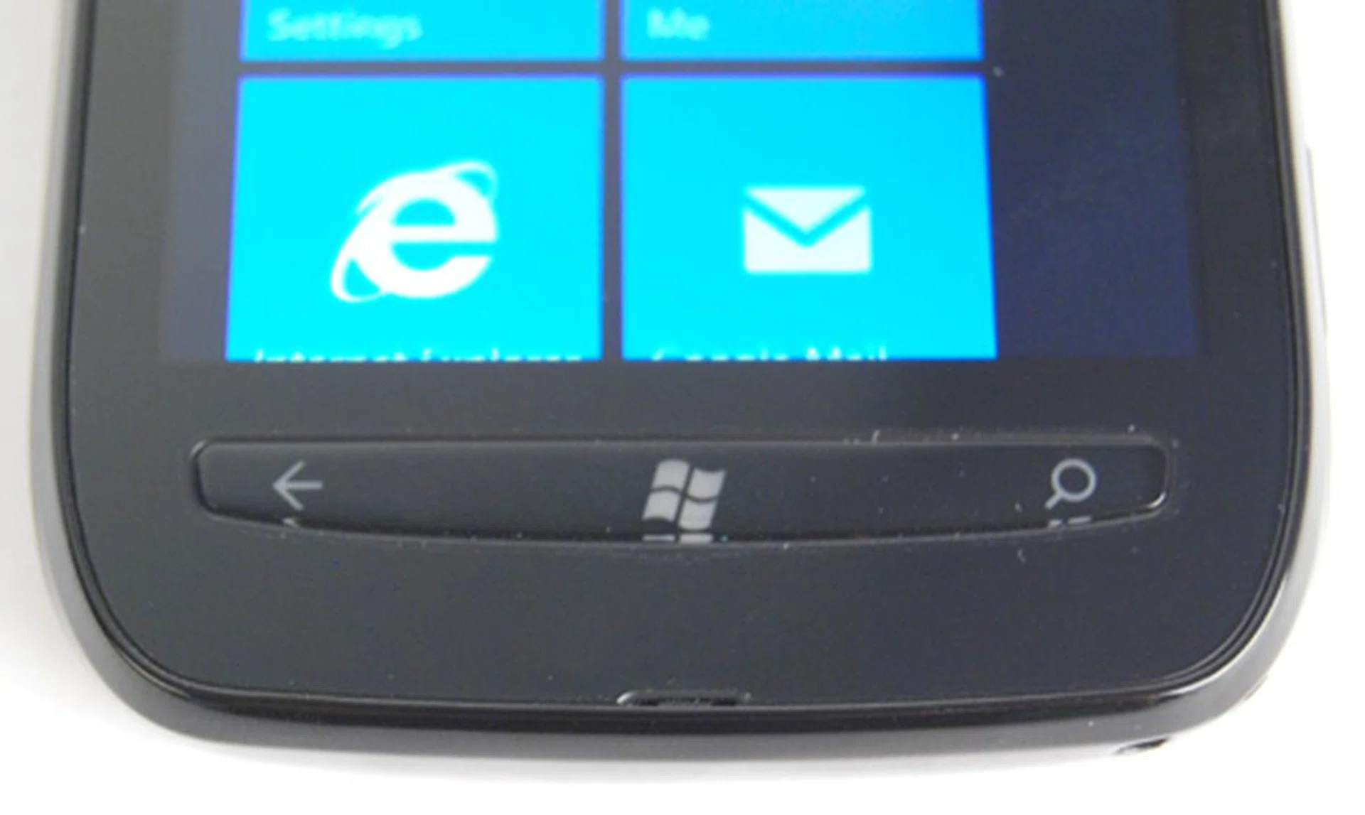 The single plastic button piece, which contains the three Windows Phone functions, doesn't help in differentiating the three shortcuts. We're not sure who made this silly design decision, but it should have been three discrete physical buttons to better aid in launching the respective functions in a jiffy.