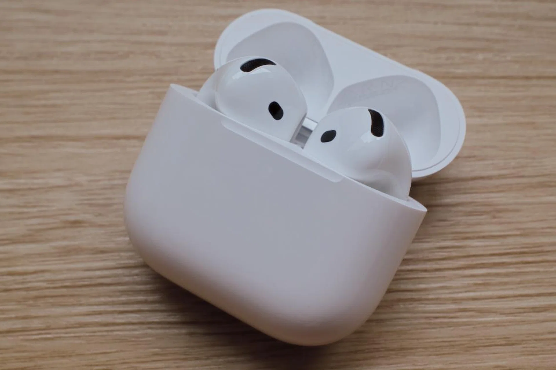 The AirPods 4 comes in two versions: one with ANC, and another without. Photo: HWZ