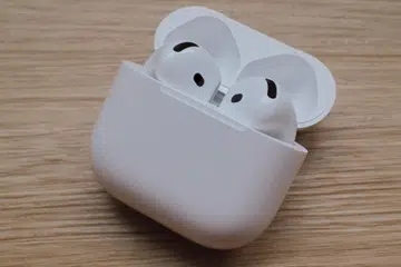The AirPods 4 comes in two versions: one with ANC, and another without. Photo: HWZ