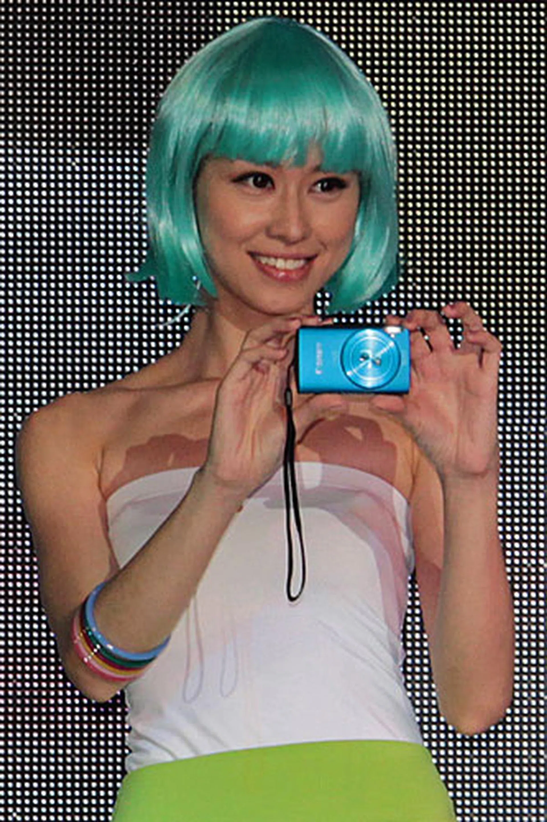 The Ixus 230 HS is also fitted with a 12.1-megapixel CMOS sensor and the Digic 4 processor. It has a 28mm 8x optical zoom lens. Images can be captured at a rate of 3.5 shots per second.