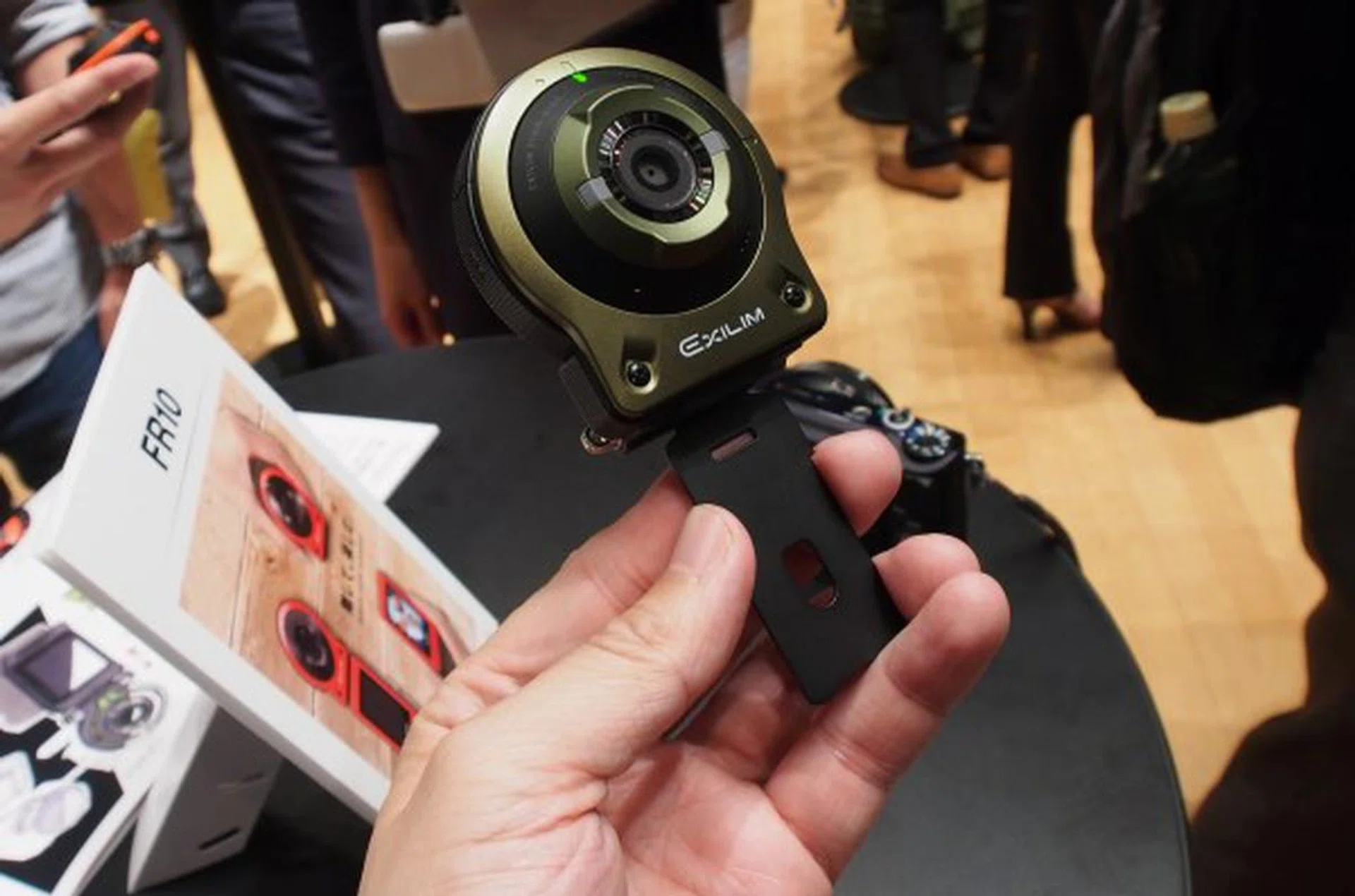 The lens unit is connected to the LCD controller via this metal clip. When detached, it comes in handy to help place or position the lens. You can also attach it to a tripod via screw adapters if you so wish.