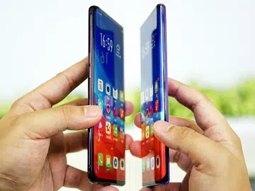 The new waterfall design lets the screen 'flow' over the sides.