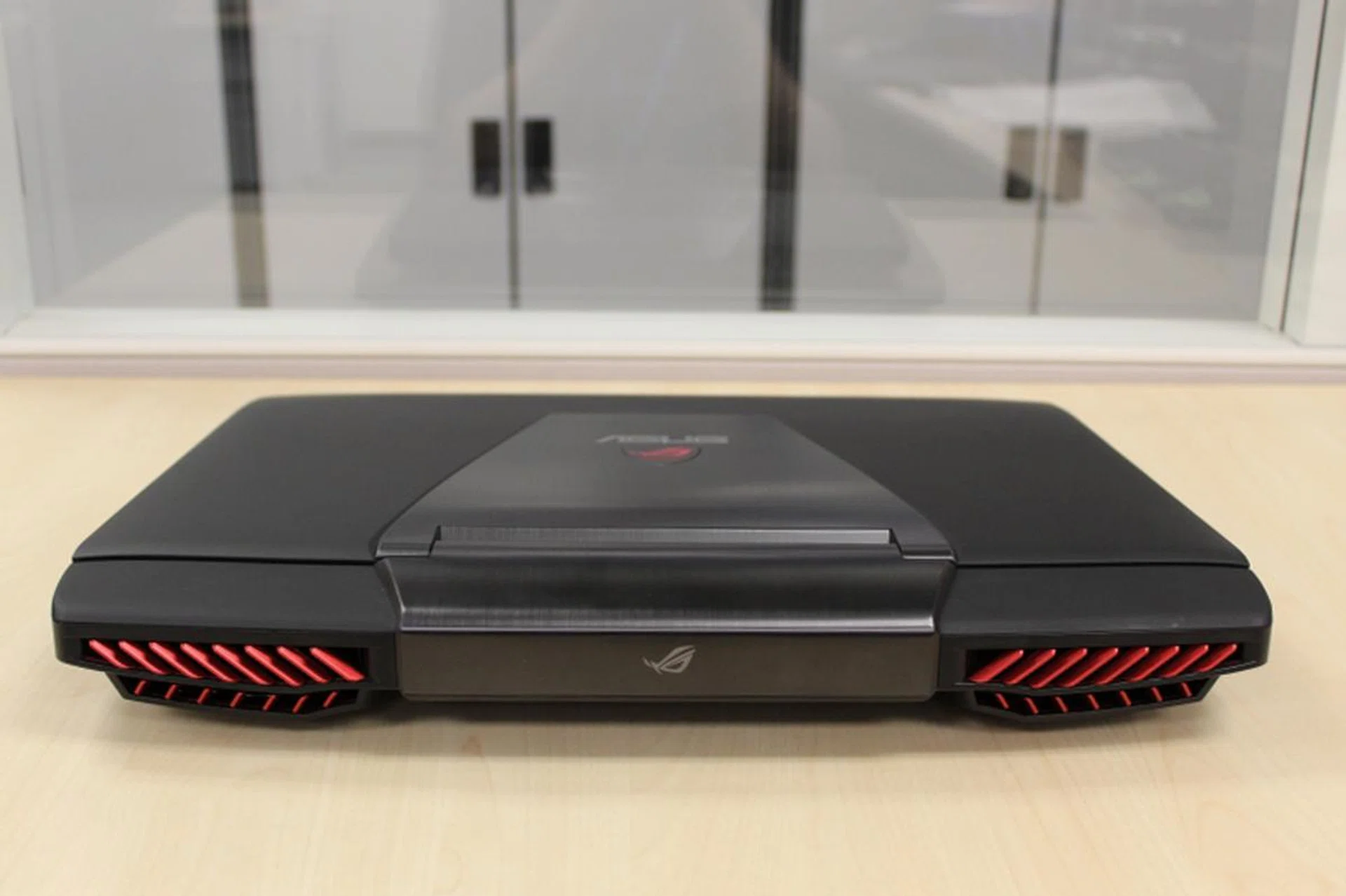 We appreciate that ASUS has placed all ports by the sides, leaving the rear uncluttered. What we don't appreciate is its bulky build.