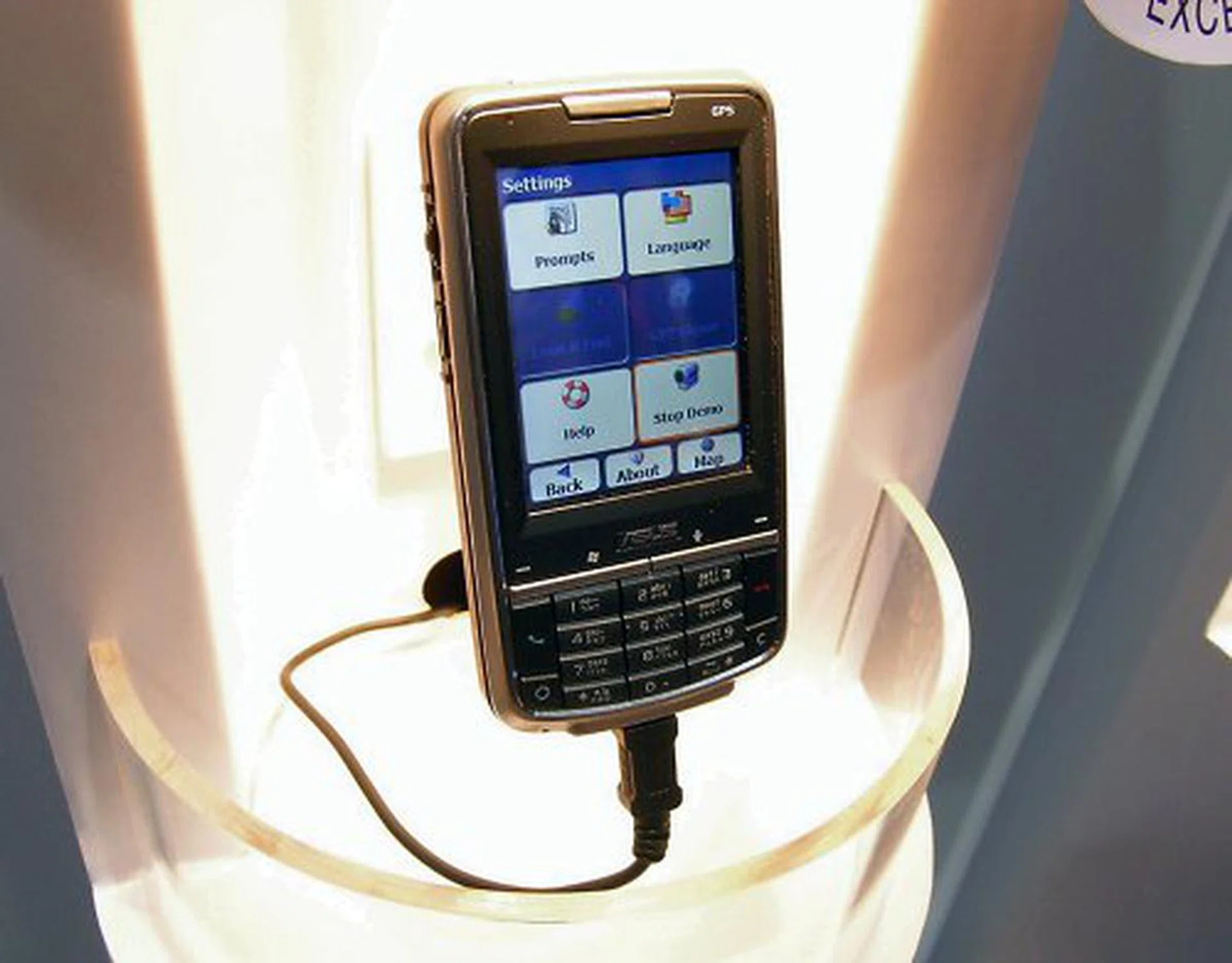  Another Windows Mobile 6 phone from ASUS. The P526 is a quad-band phone, runs on a 200MHz OMAP 850 processor, has a 2.6-inch touchscreen, GPS navigation and looks to kill.  