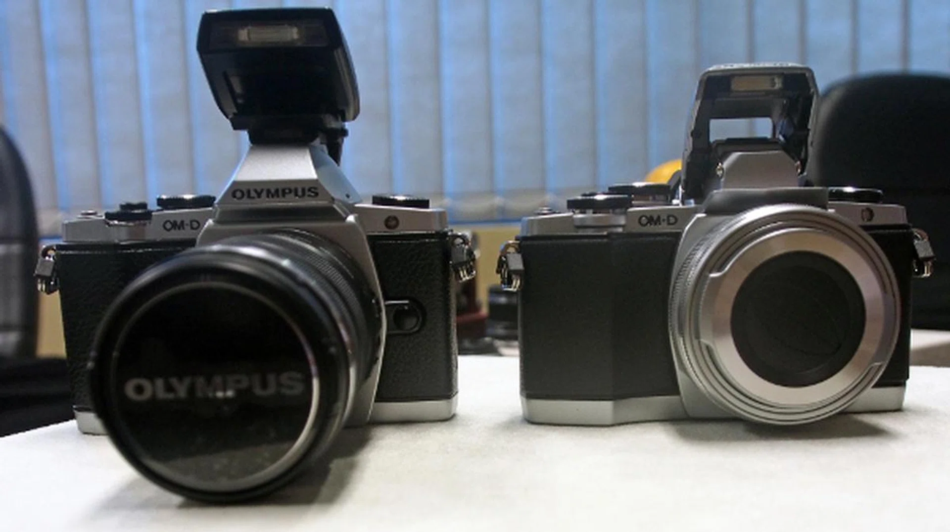 The EM-10 (right) is slightly shorter in both height and length when compared to the E-M5 (left). Do take note that the E-M10 also comes with a built-in popup flash.