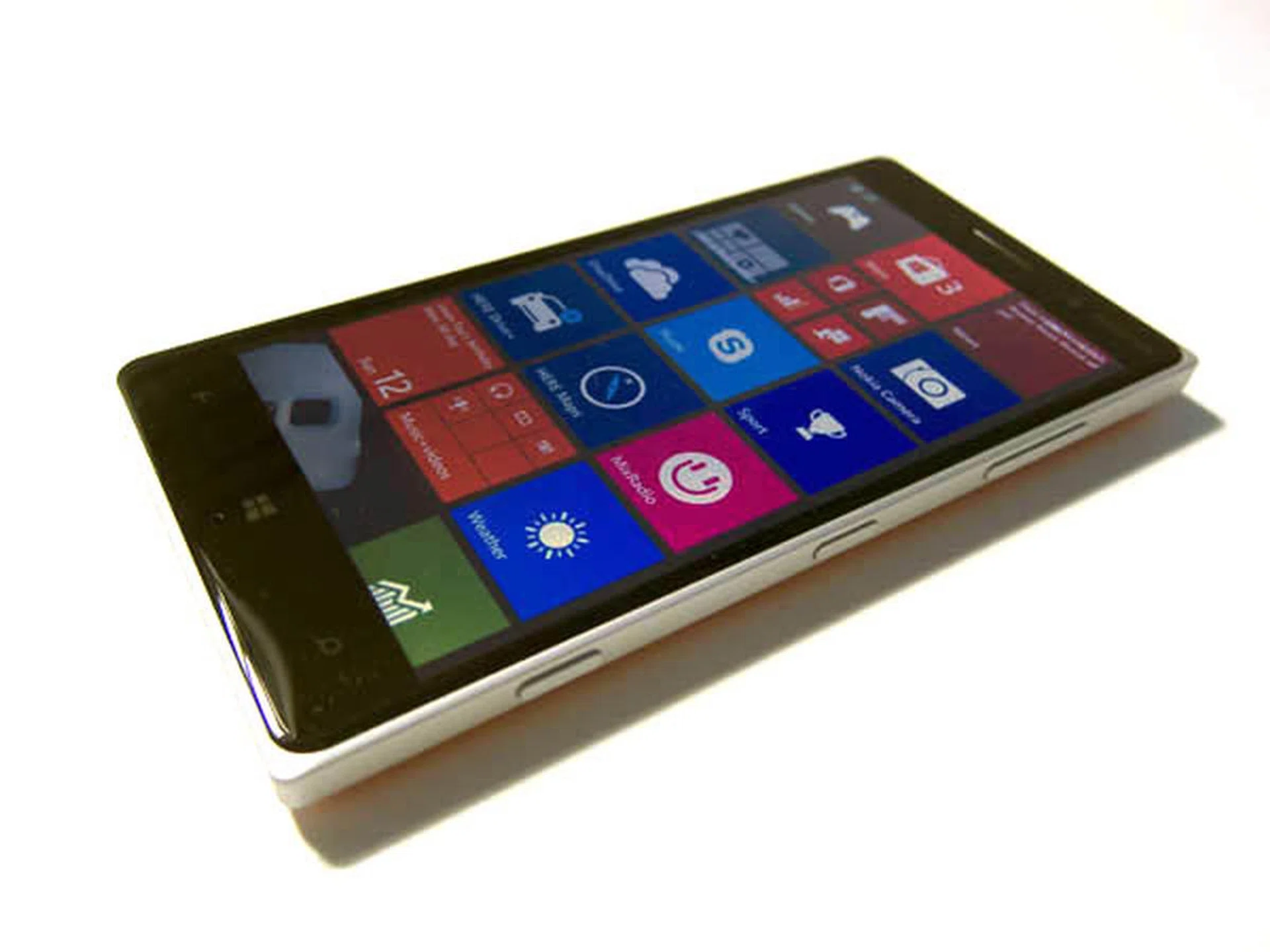The Nokia Lumia 830 sports an aluminum frame and curved Corning Gorilla Glass 3 display.