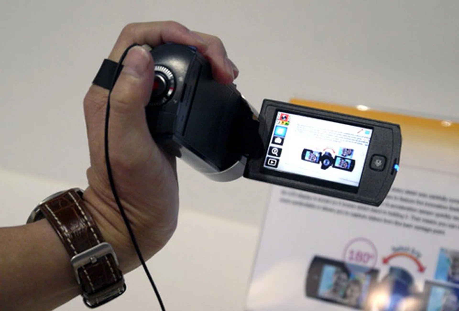 It doesn't matter whether you are a left or right hander, just as long as you have the HMX-Q10 camcorder! With a versatile LCD capable of switching its orientation, the Q10's Switch-Grip function enables you to hold the 5MP camcorder in either hand given that most of its controls are mounted behind.