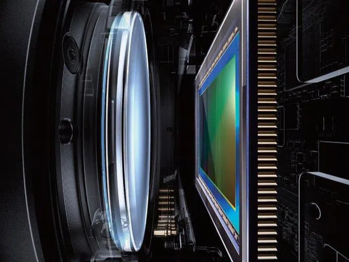 To not be restricted down the road, Canon designed its RF mount to have a large 54mm diameter and short 20mm flange focal distance.