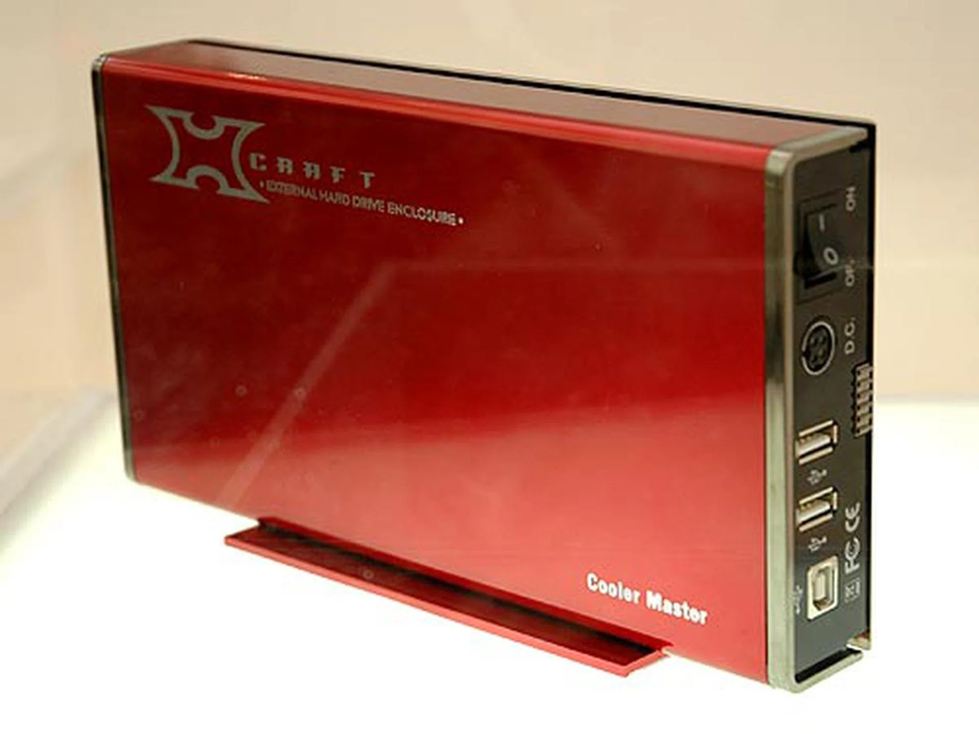 The more common enclosures would be this particular model which connects an IDE hard disk drive to a USB 2.0 port. A combo enclosure with both IEEE 1394a and USB 2.0 interfaces is also available.