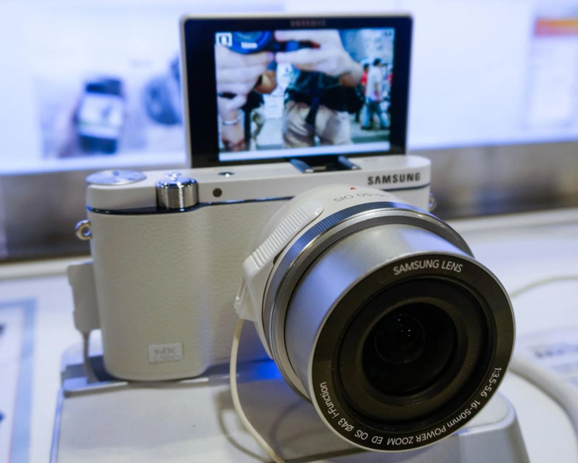The NX3300 has a 20.3 MP APS-C CMOS sensor, with 1080p Full HD video recording. This is going for just $499 (with the 16-50mm Power Zoom lens) at the show, and you’ll get a $200 voucher for NX lenses, a $100 voucher for Flash Gifts, one 8GB SD card, one 64GB SD card, an extra battery, NX carrying case and a basic workshop at the NX School. There will also be hourly specials at the show where you’ll get a free 9000 mAh Samsung power bank (worth $128) thrown in. 