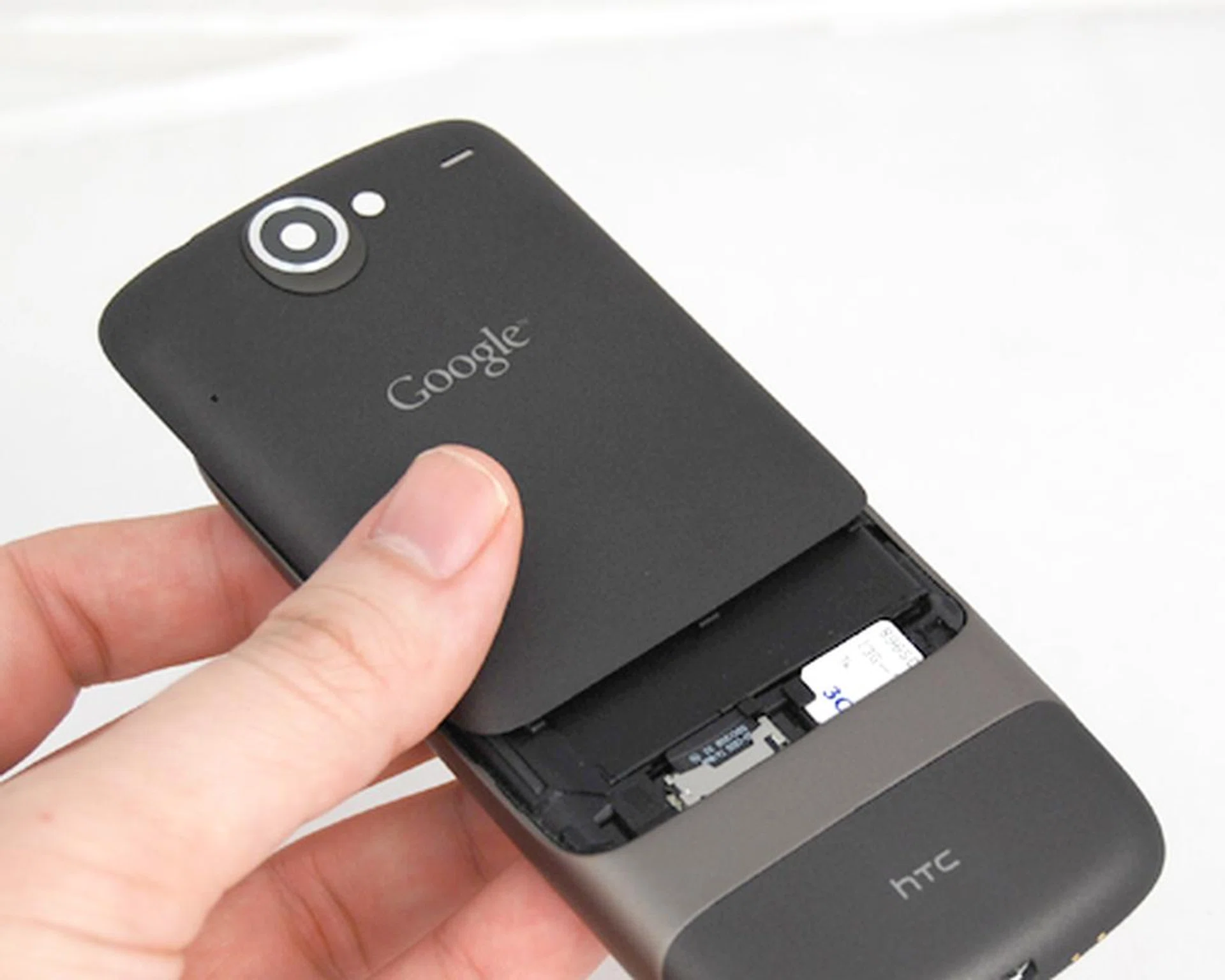 No more of that annoying prying to get to the battery, microSD and SIM card on the Nexus One.