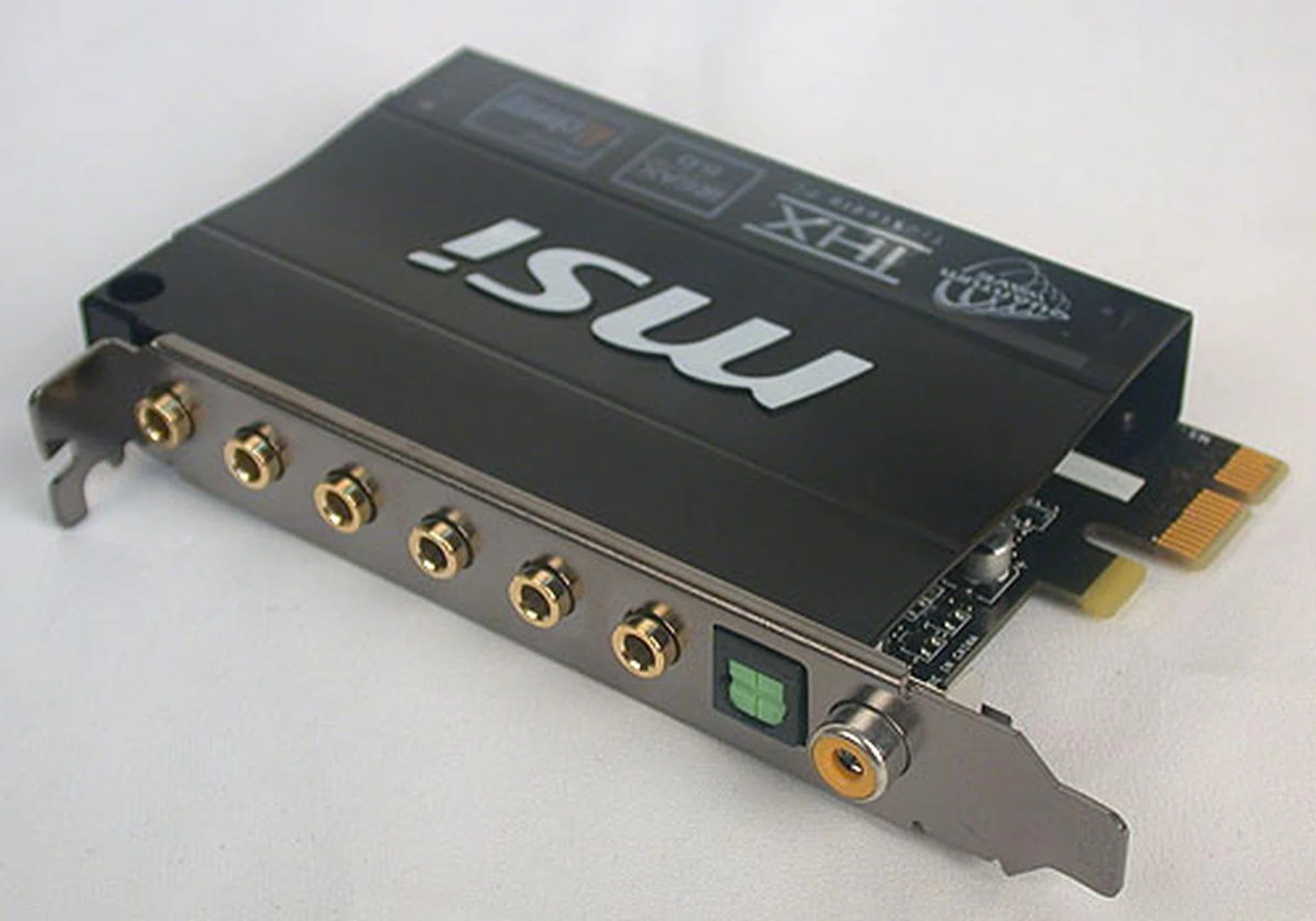 Inside this QuantumWave audio card is the more familiar Realtek ALC889 HD audio CODEC. It however supports Creative's technologies like EAX and ALchemy. 