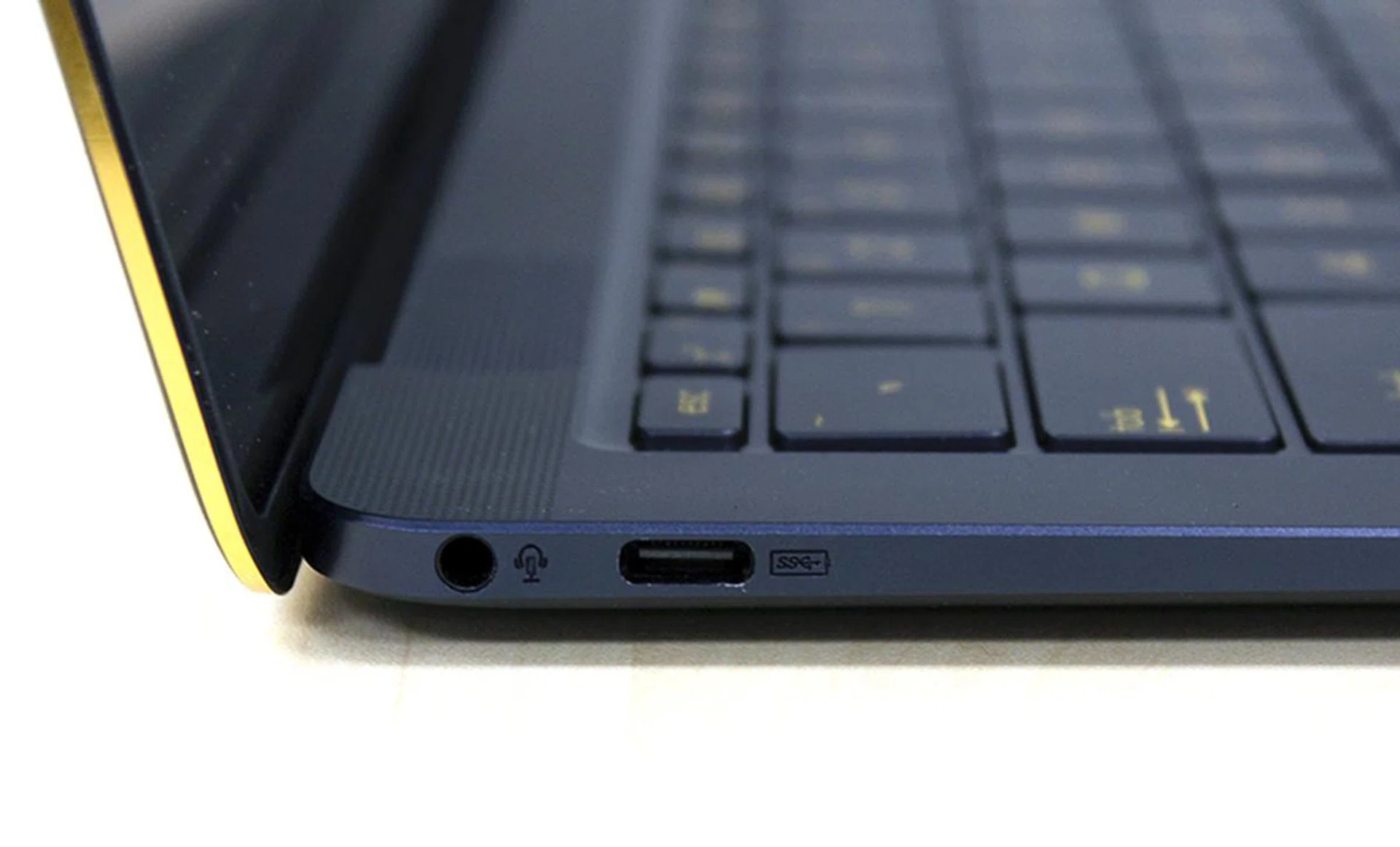 On the left there is a single USB Type-C port supporting the USB 3.1 standard and a 3.5mm audio jack.