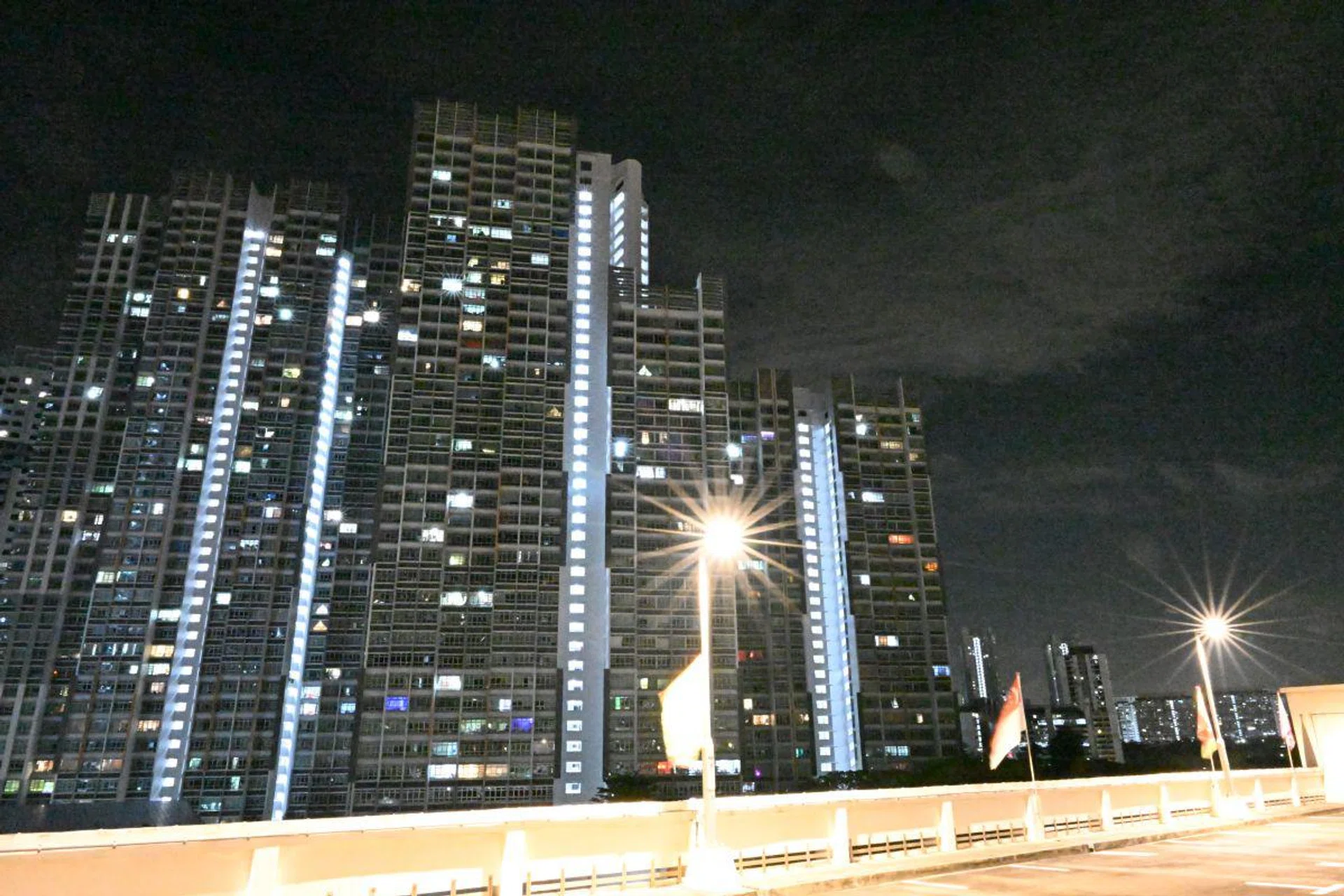 Notice the night sky become almost "water-colourish" from the noise artefacts. Shooting info: 24mm at f/22, 0.6s, ISO 51200