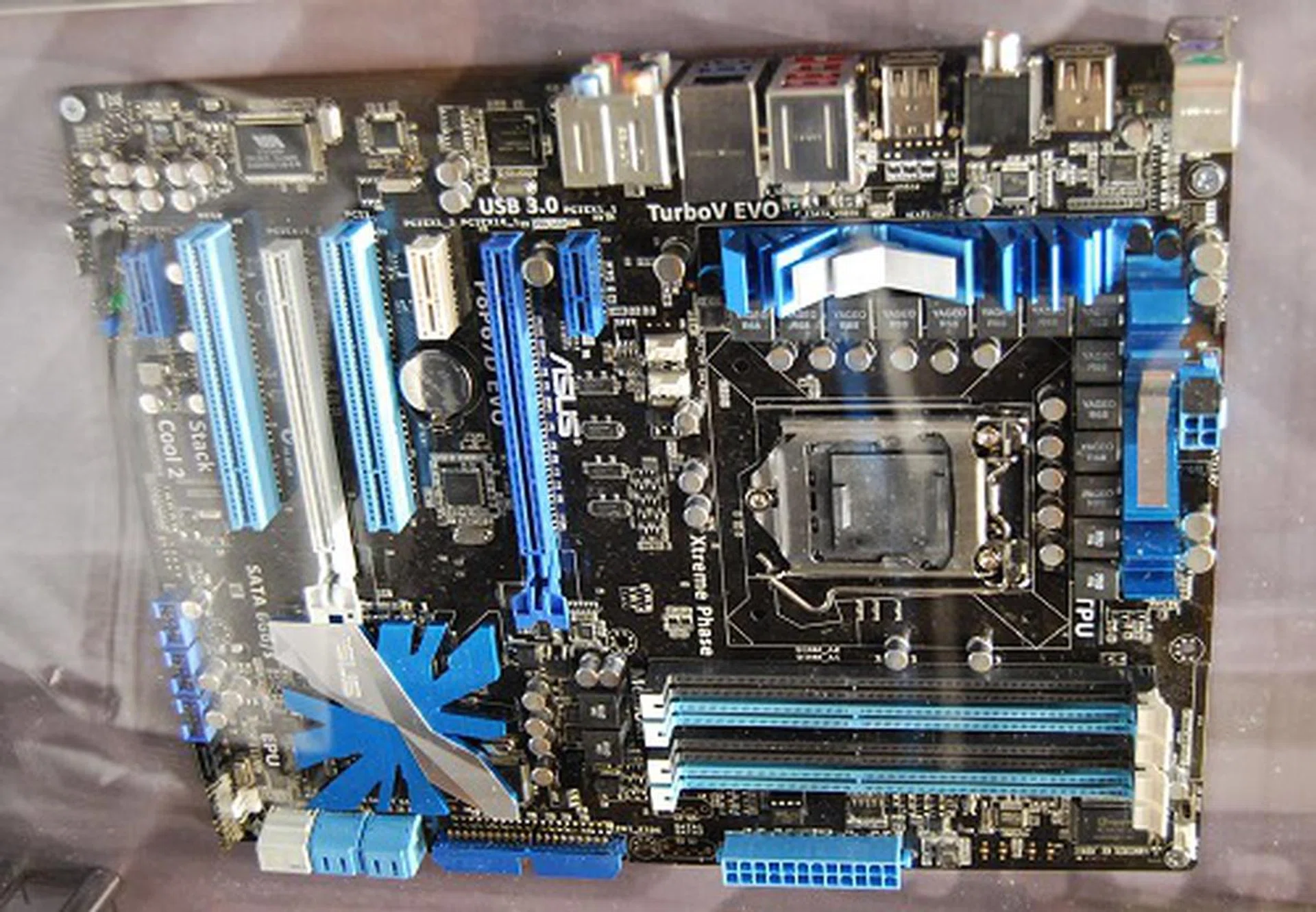 Here's a higher-end board, the ASUS P8P67D Evo. Seems like this one supports CrossFire in x8/x8 mode. Surprisingly, IDE support is still present. Shouldn't it have been dead by now? Less components equate to less board cost. IDE add-on cards should be offered as an option instead.