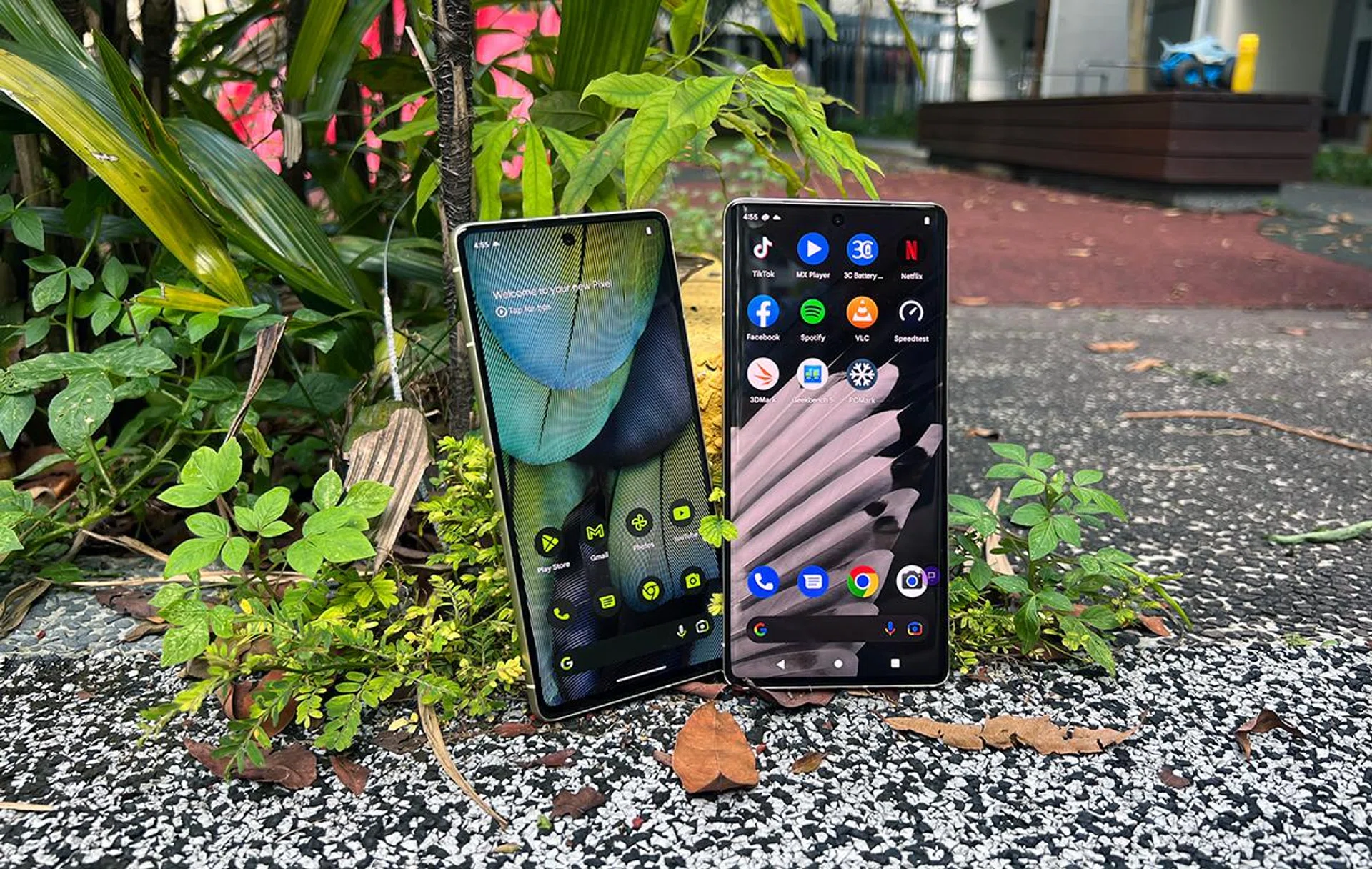 Google Pixel 7 (left) and Google Pixel 7 Pro (right).