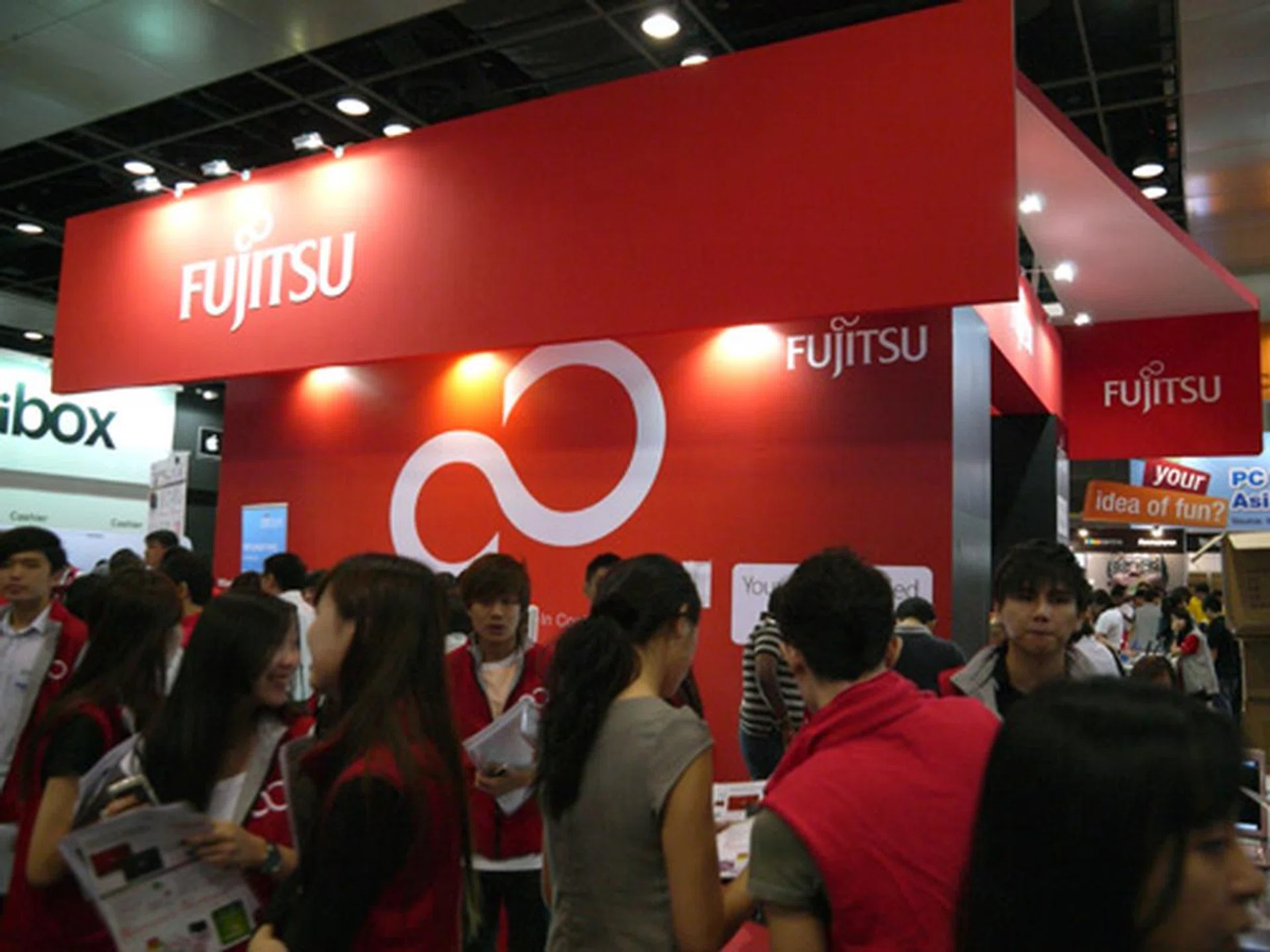 Fujitsu's stall was abuzz with many notebook punters looking for a good deal. True enough, their LifeBooks were out in force here at the yearly event.