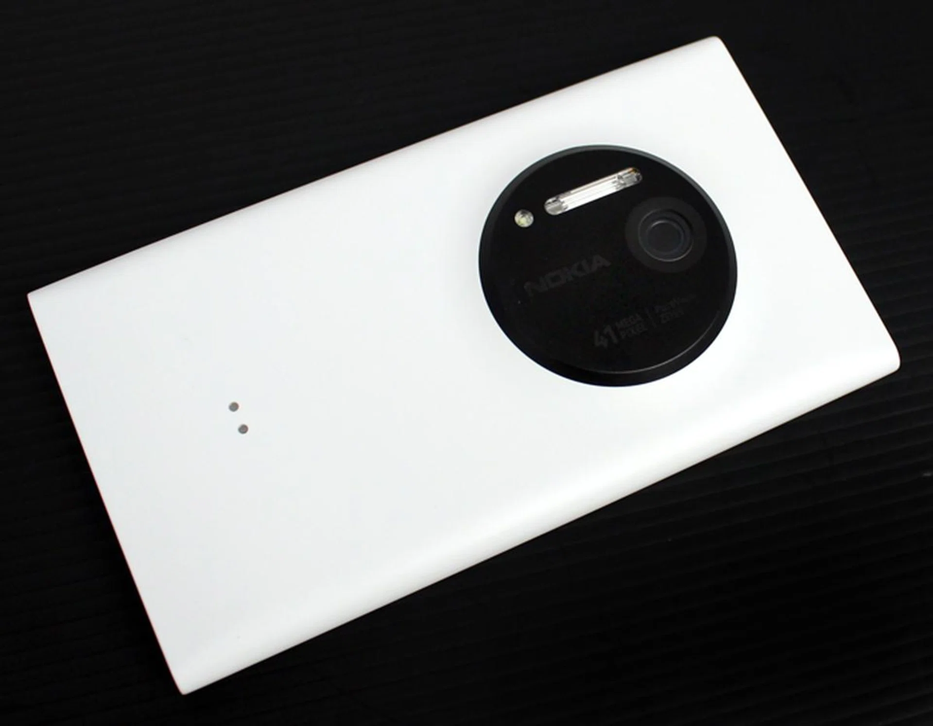 The circular PureView camera module on the 1020 looks much sleeker than the oblong module found on the 808 PureView.