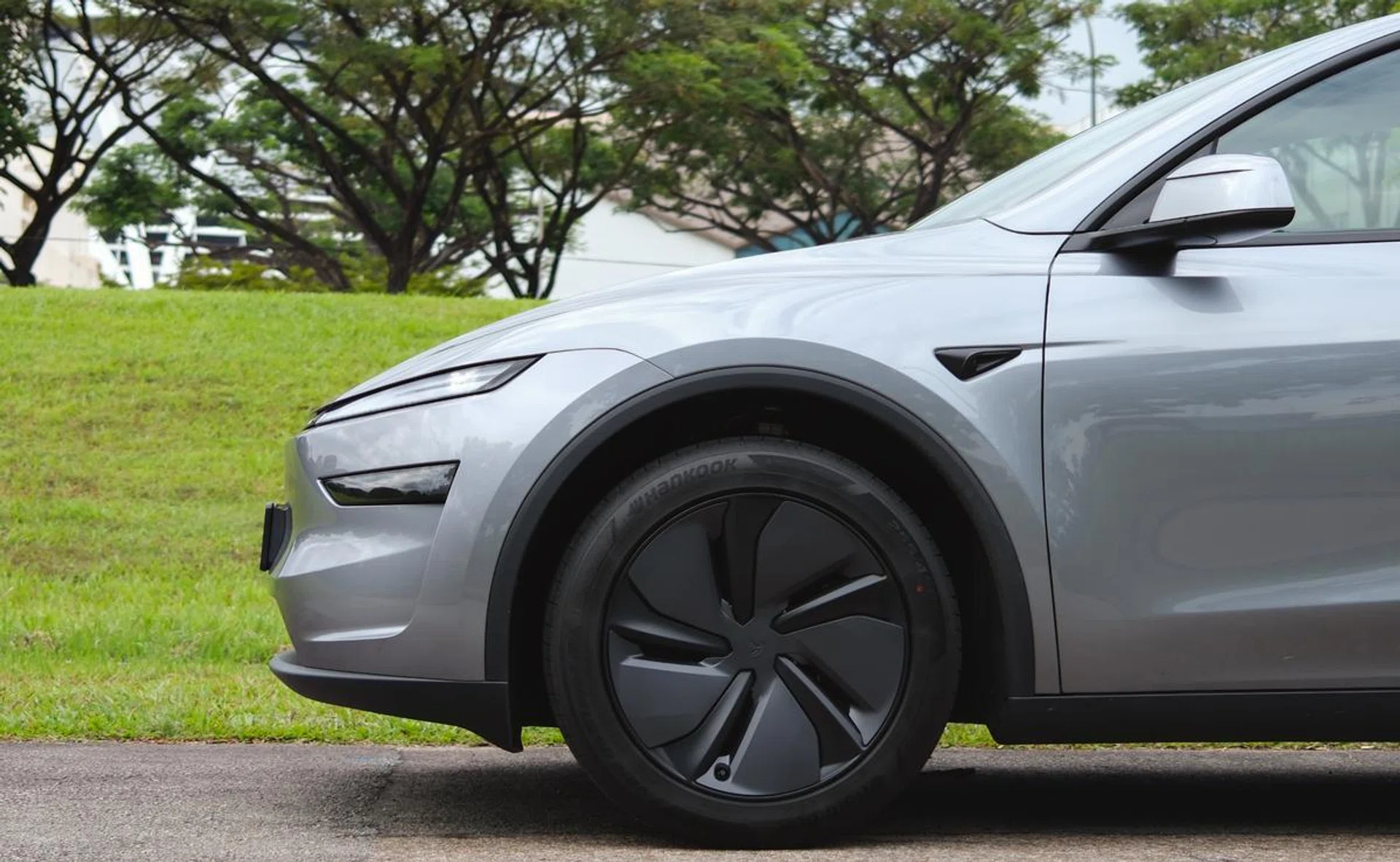 The front lightbar and headlights give the new Model Y is sleeker looking frontend. Photo: HWZ