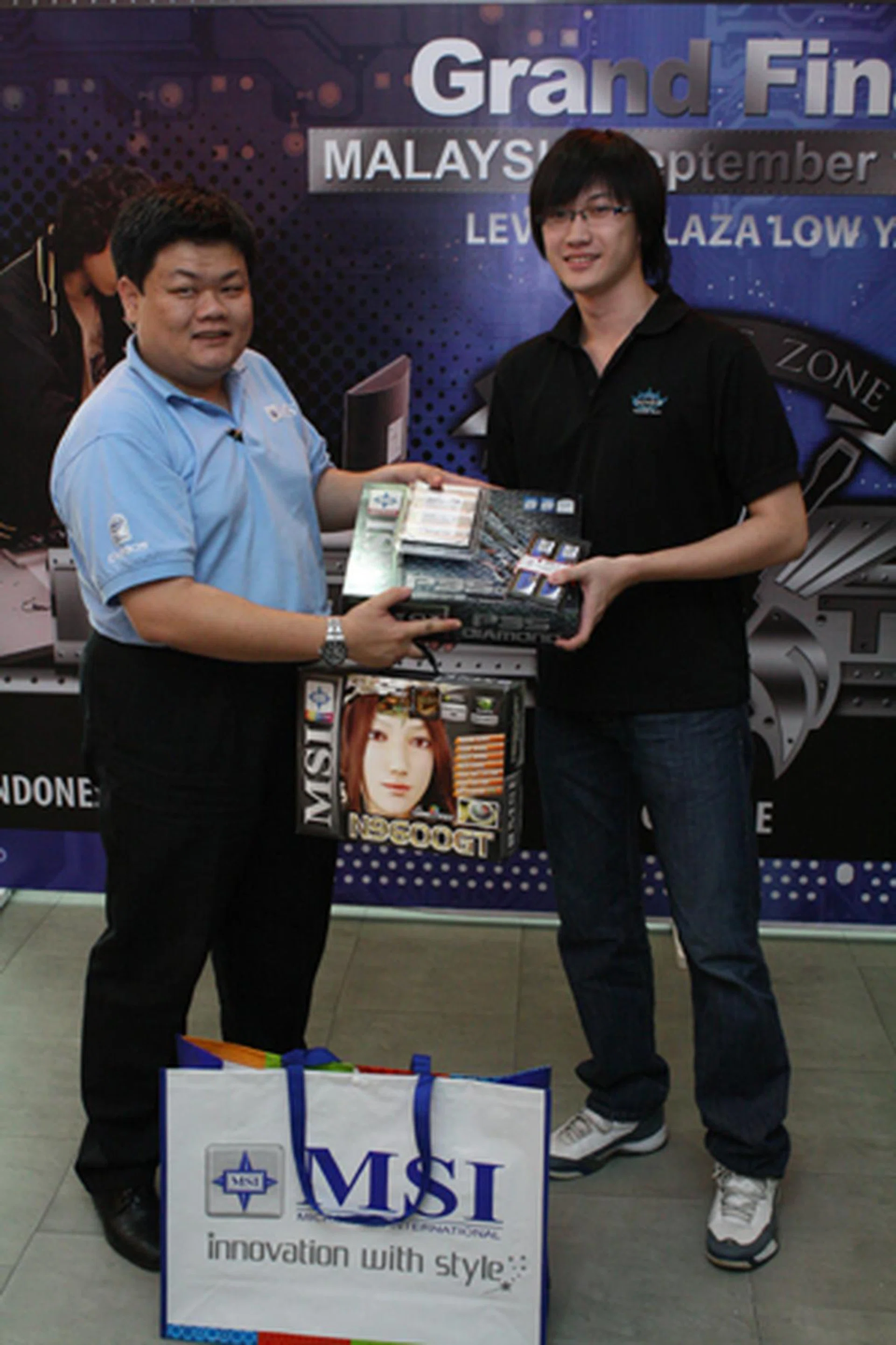 Coolice receiving his first prize goodies from Soon of MSI Malaysia.  