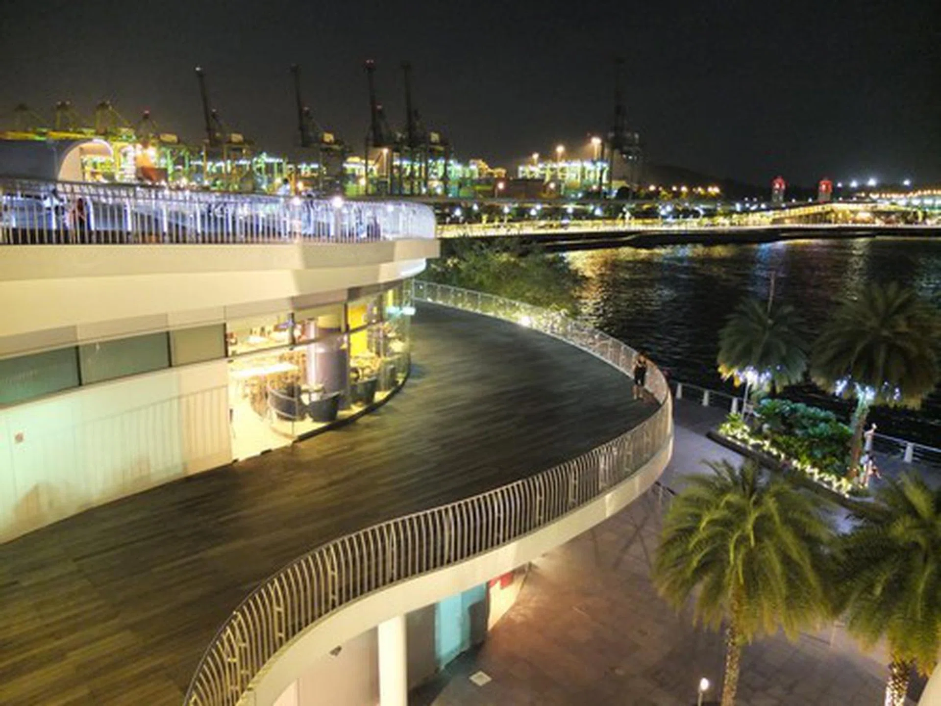 ISO1600. Click for full resolution image.