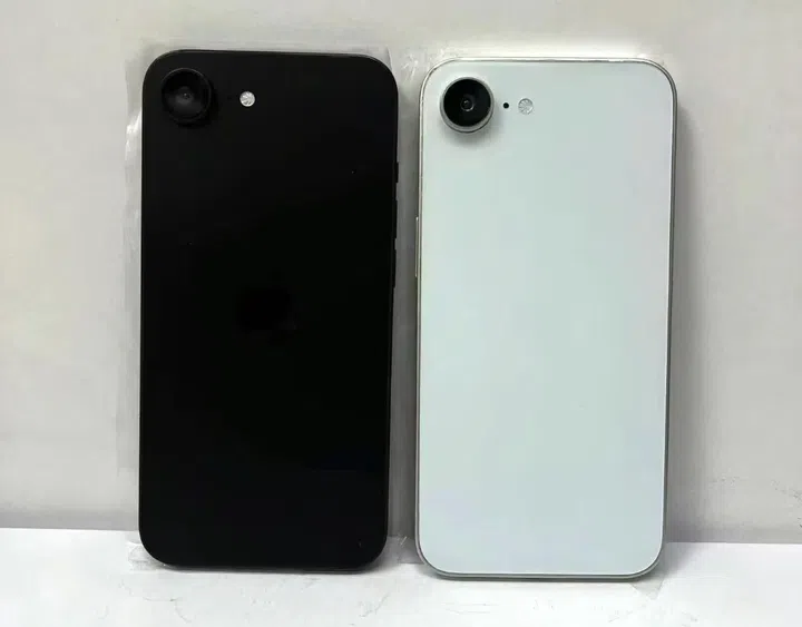Dummy units of what is allegedly the new iPhone SE. Photo: @SonnyDickson
