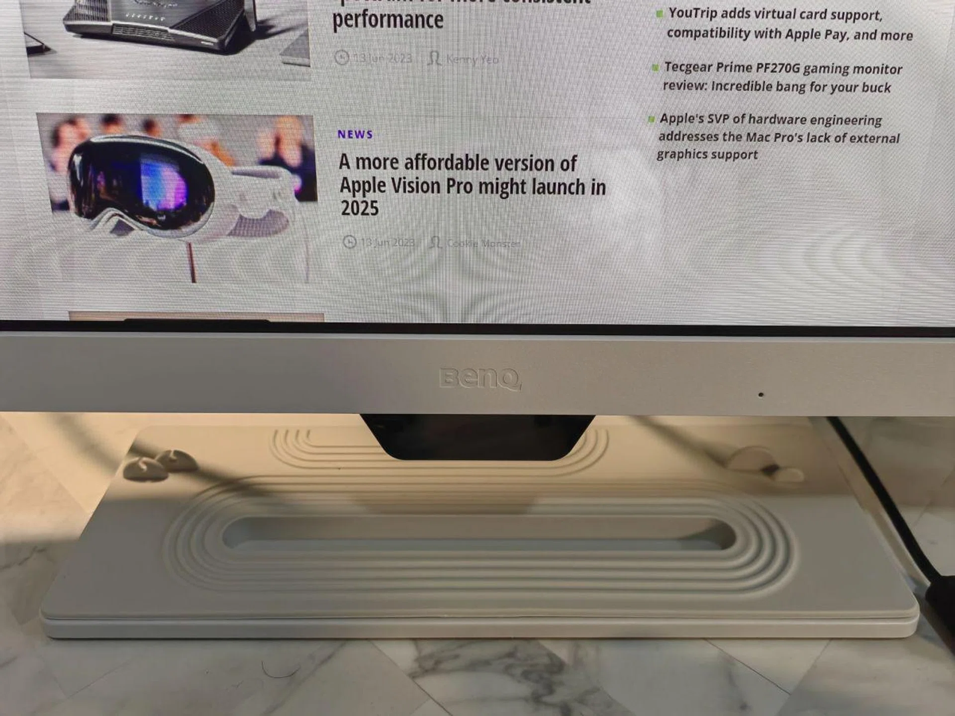 The bulge under the BenQ logo at the front houses various sensors such as the light detection and proximity sensors. Note that we've taken this shot with the optional base cover.