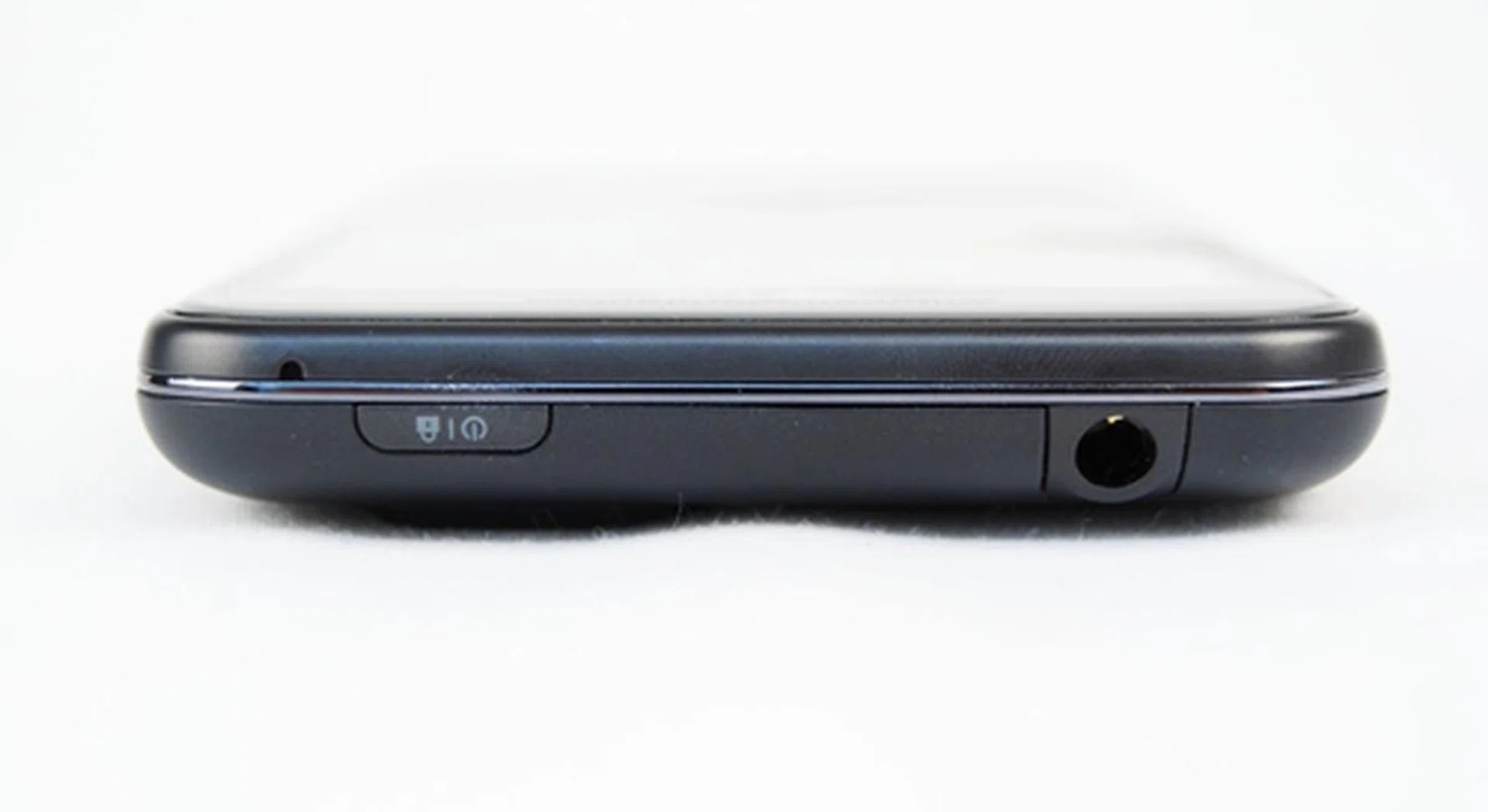 Over on the top profile, a 3.5mm audio output jack sits on the far right hand side of the power/lock button. Like the 3D button, we found the latter a bit too tiny for our liking.