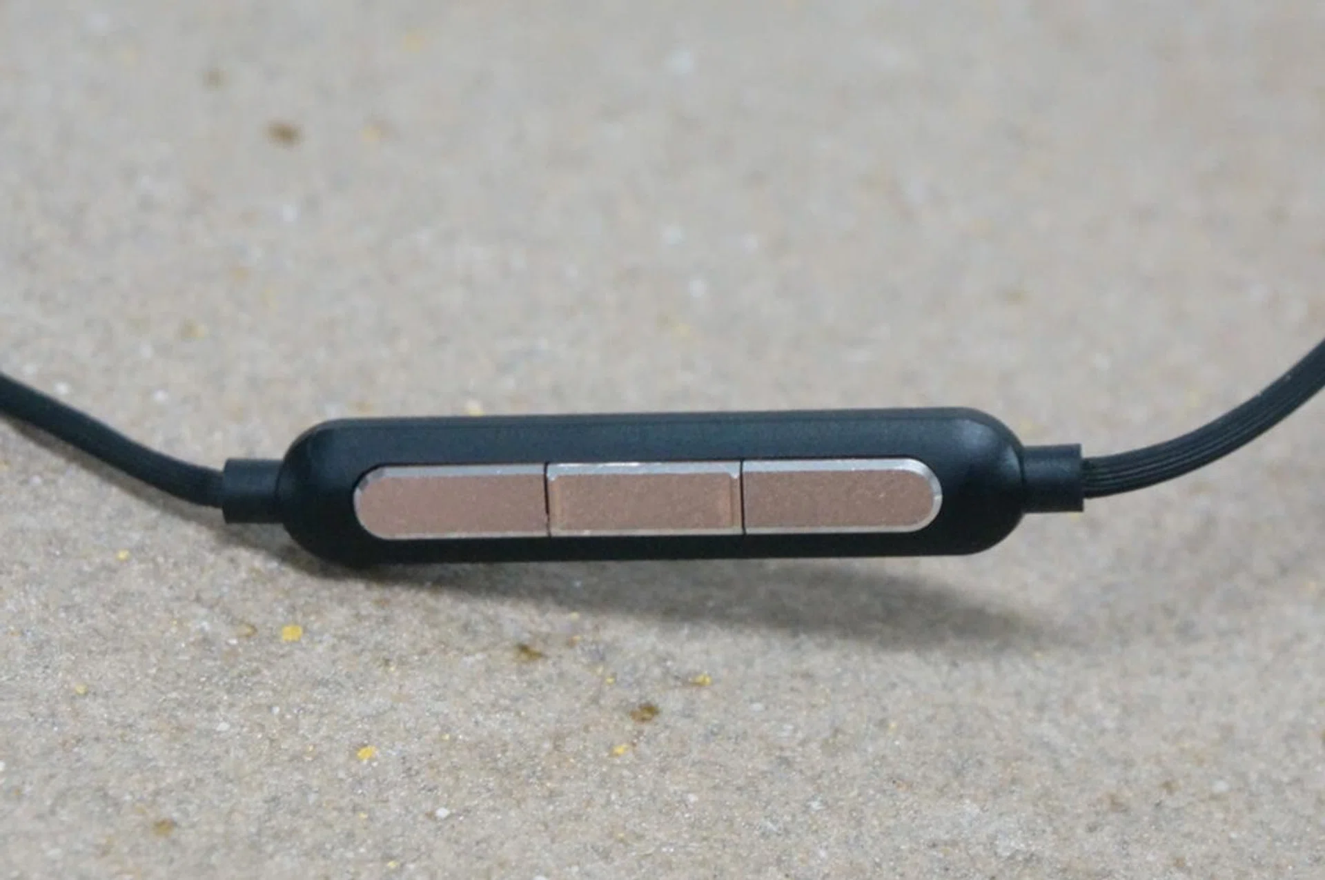 The in-line remote feels more like a fashion accessory than a remote, partly because of the finish and partly because of the lack of labelling on the buttons.